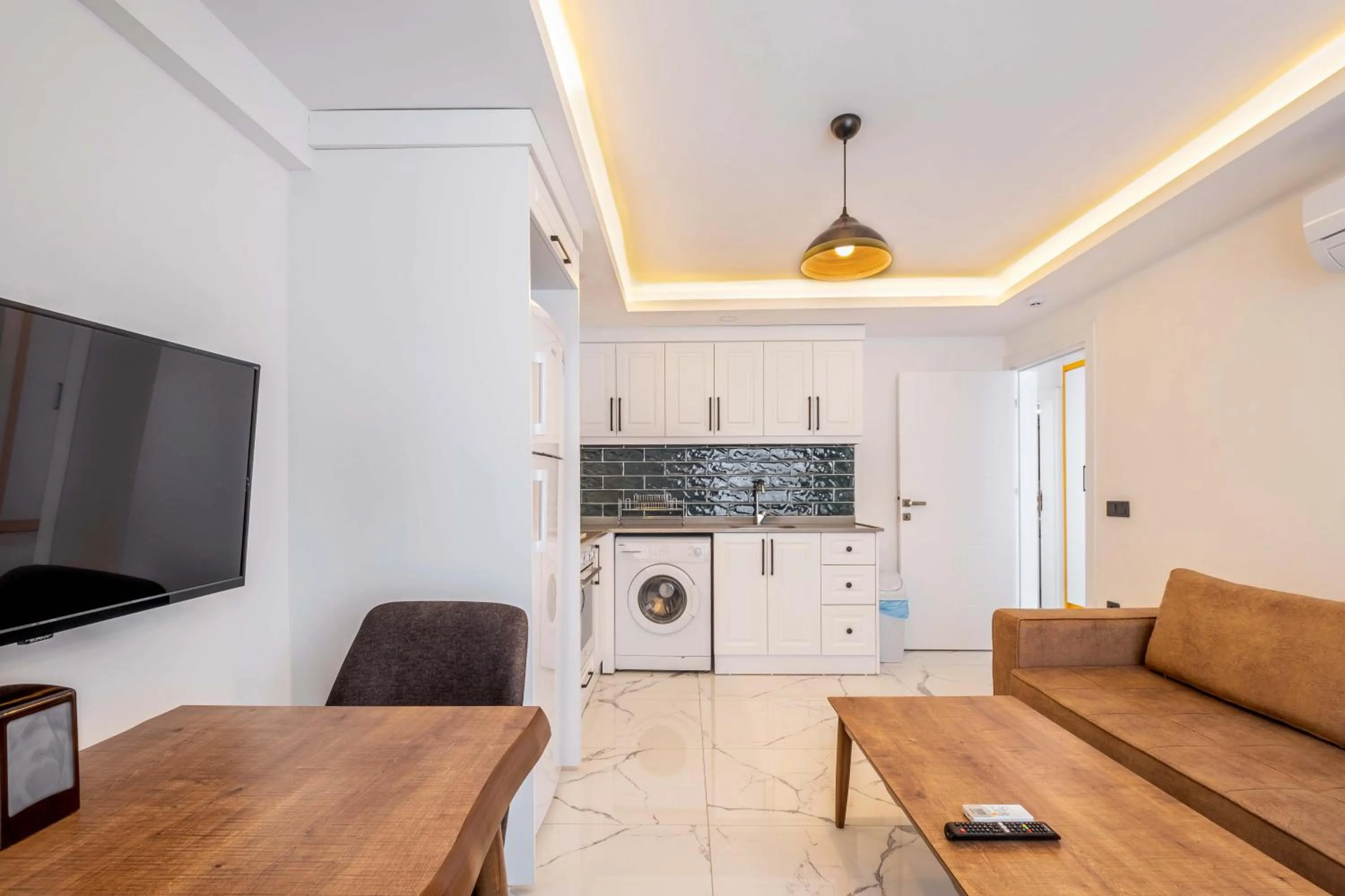 Communal lounge/ TV room in Yosun Apart