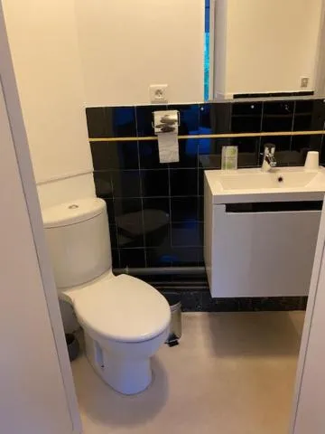 Toilet in Au Soleil Boulonnais