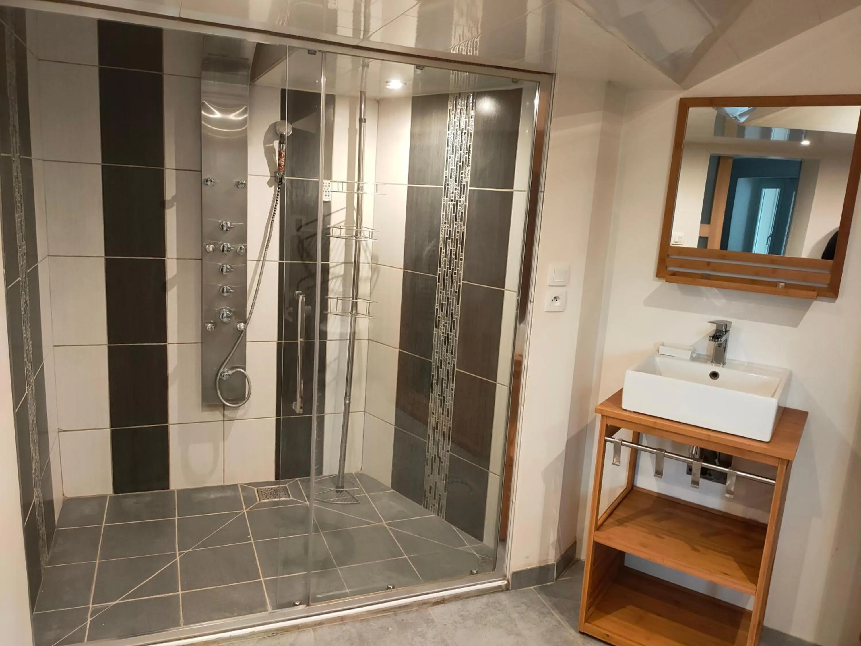 Shower in Au Soleil Boulonnais