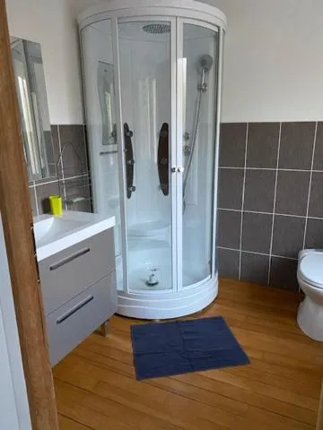 Shower in Au Soleil Boulonnais