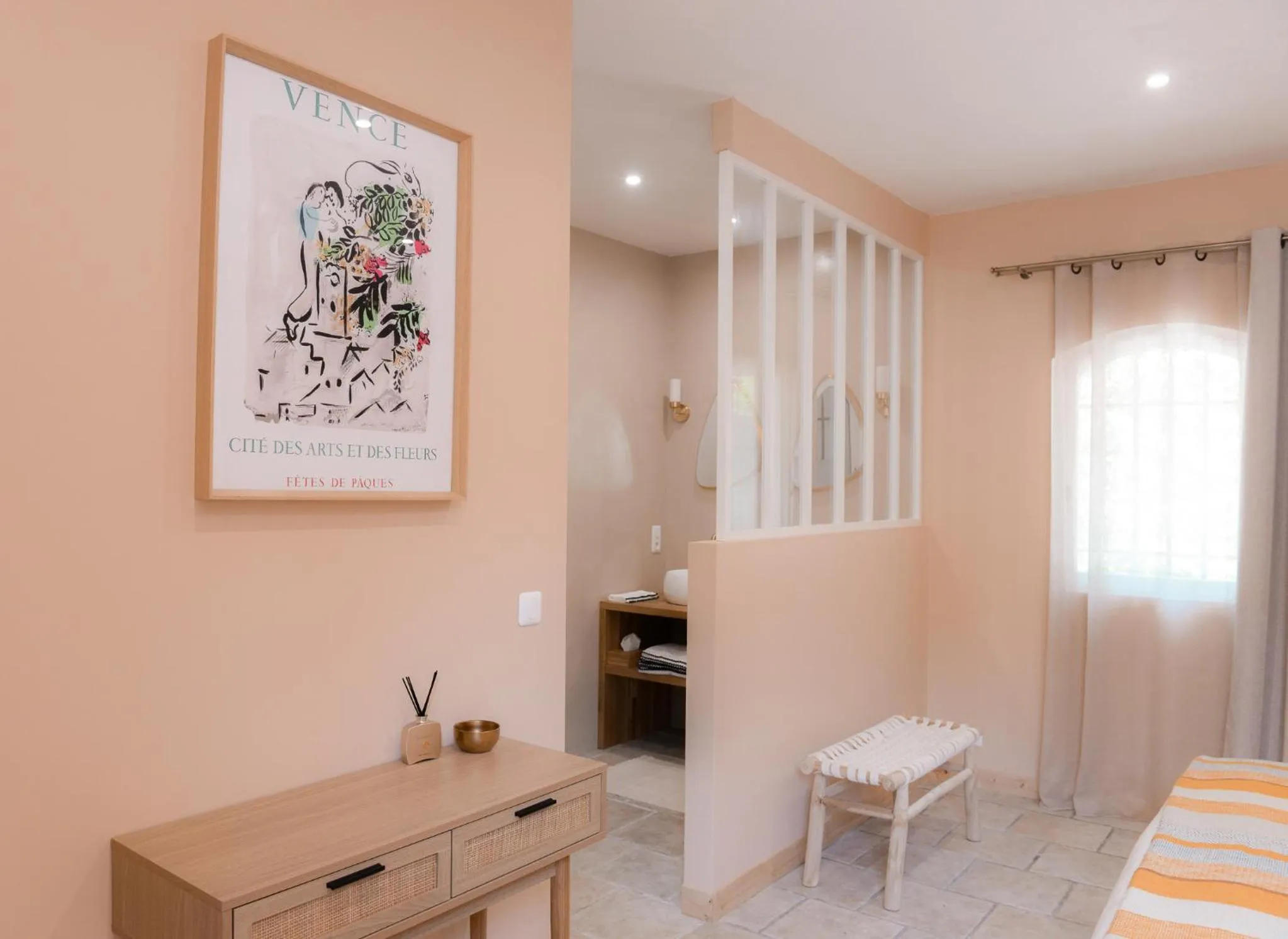 Photo of the whole room, Bed in La Parenthèse de Marie