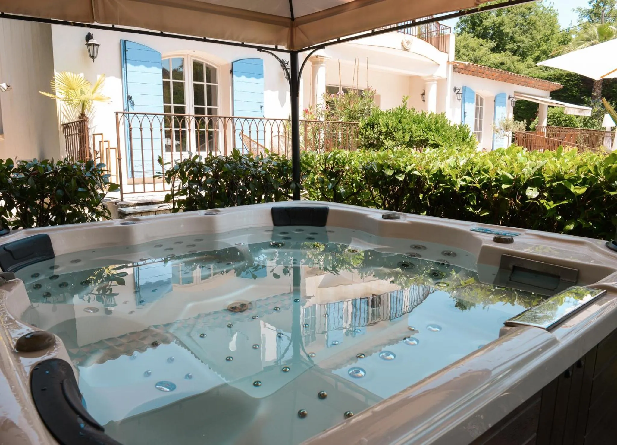 Hot Tub in La Parenthèse de Marie