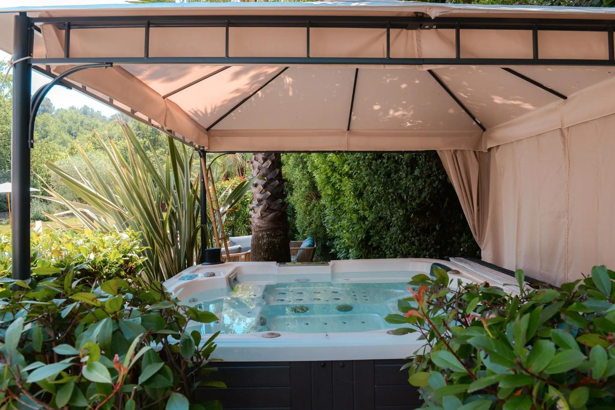 Hot Tub in La Parenthèse de Marie