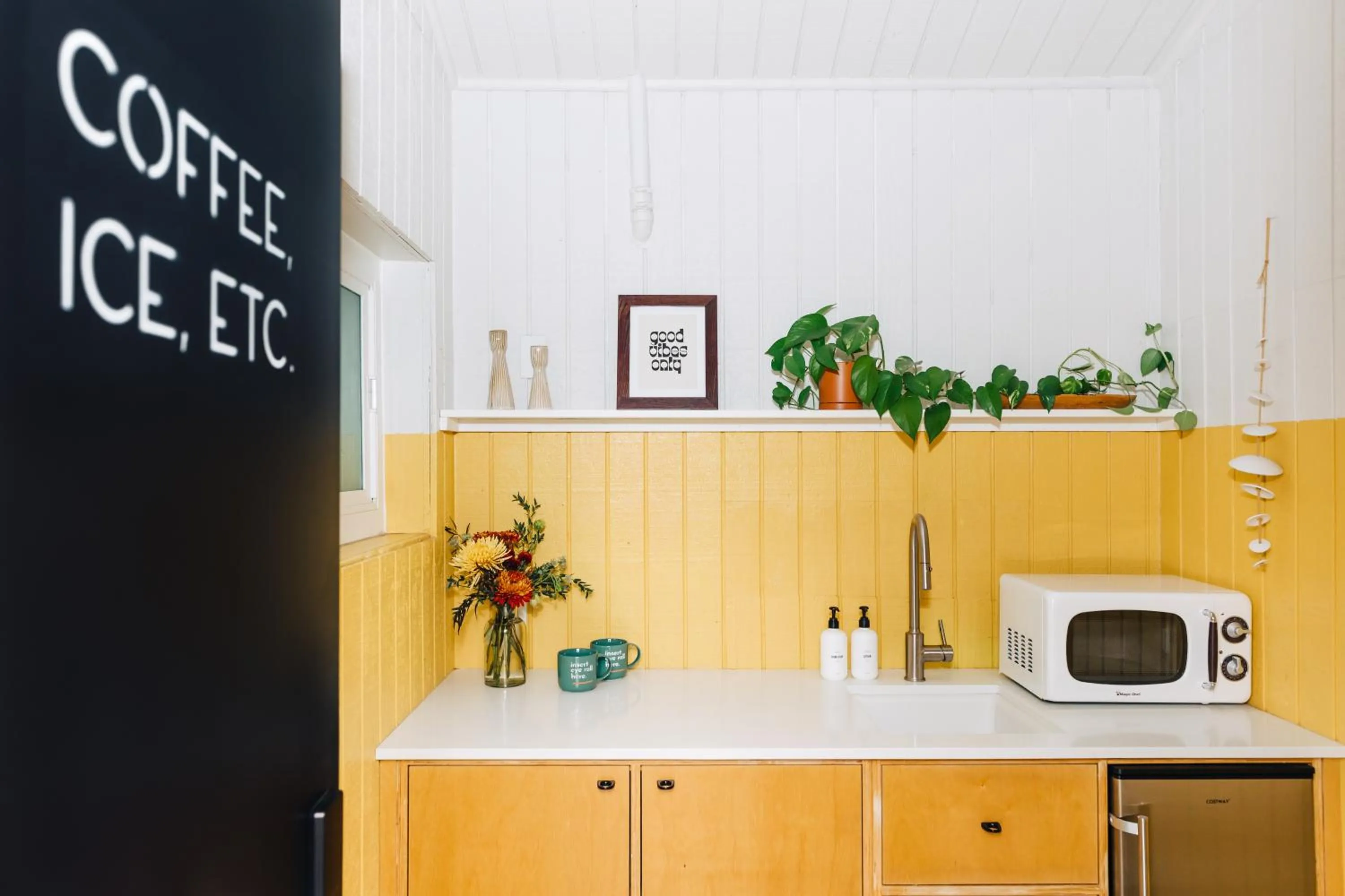 Kitchen or kitchenette in The Green Room Hotel