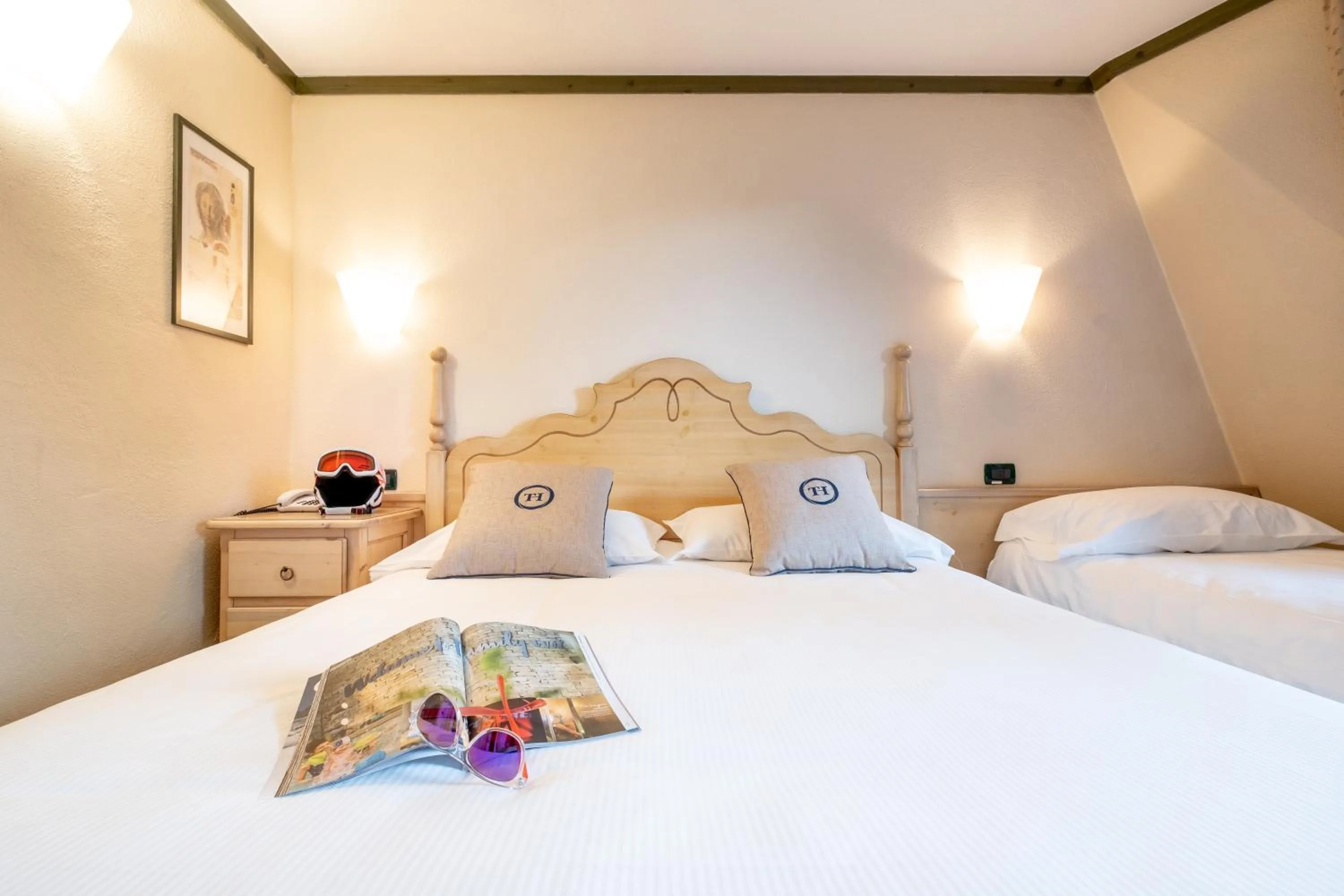 Photo of the whole room, Bed in TH Pila