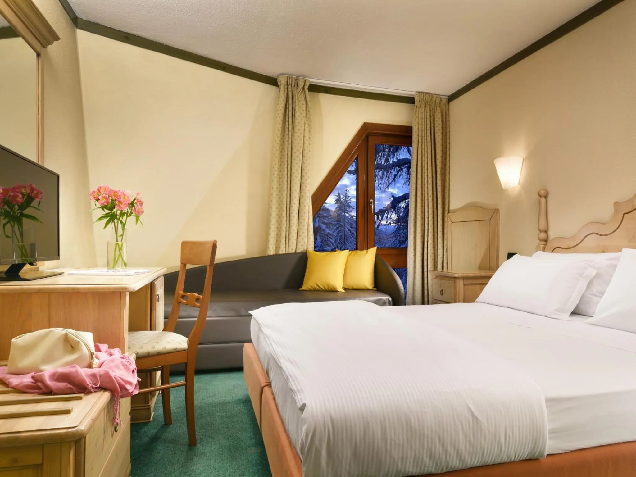 Photo of the whole room, Bed in TH Pila