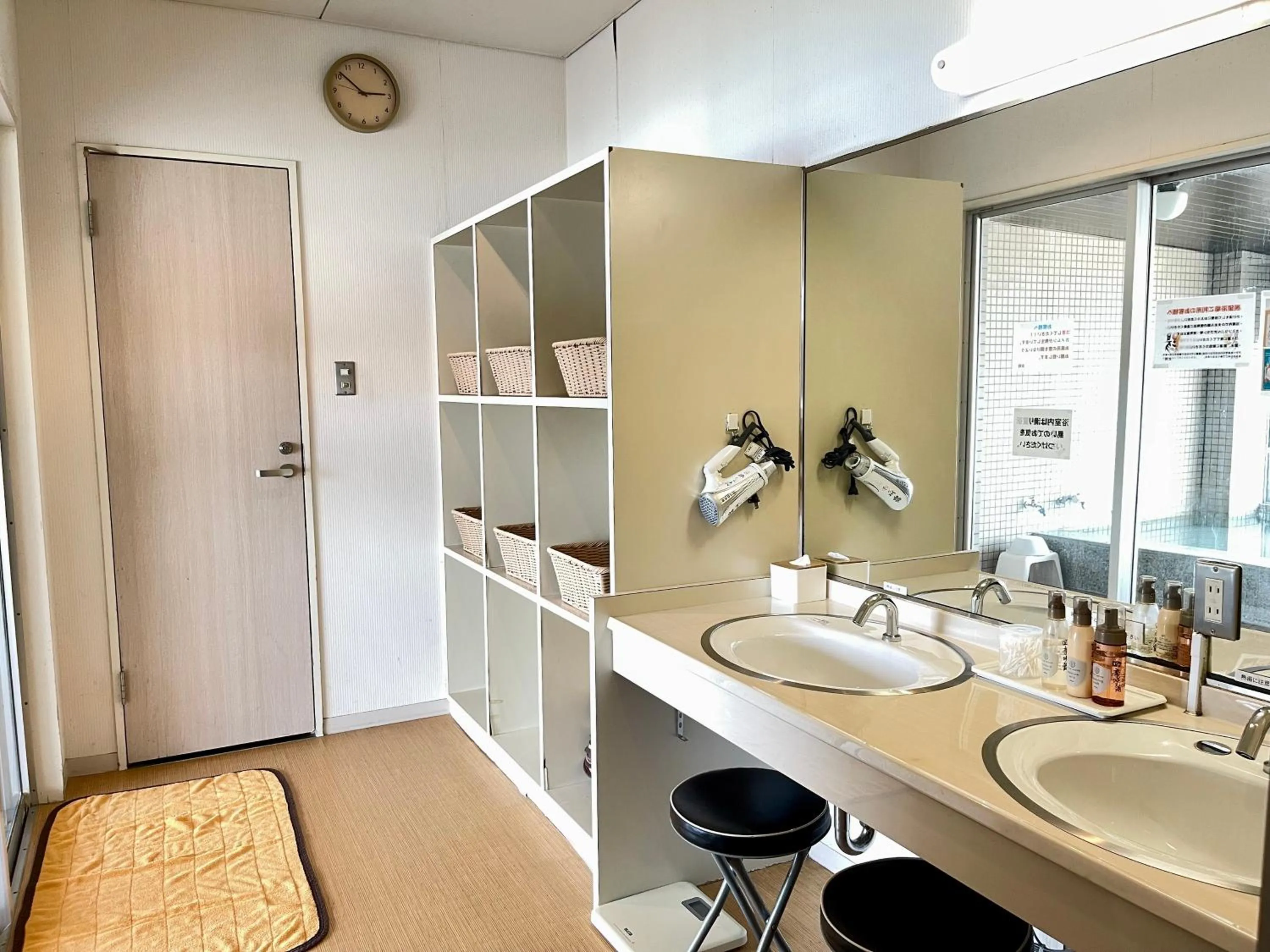 wardrobe in Amakusa Onsen Hotel Shikisakikan