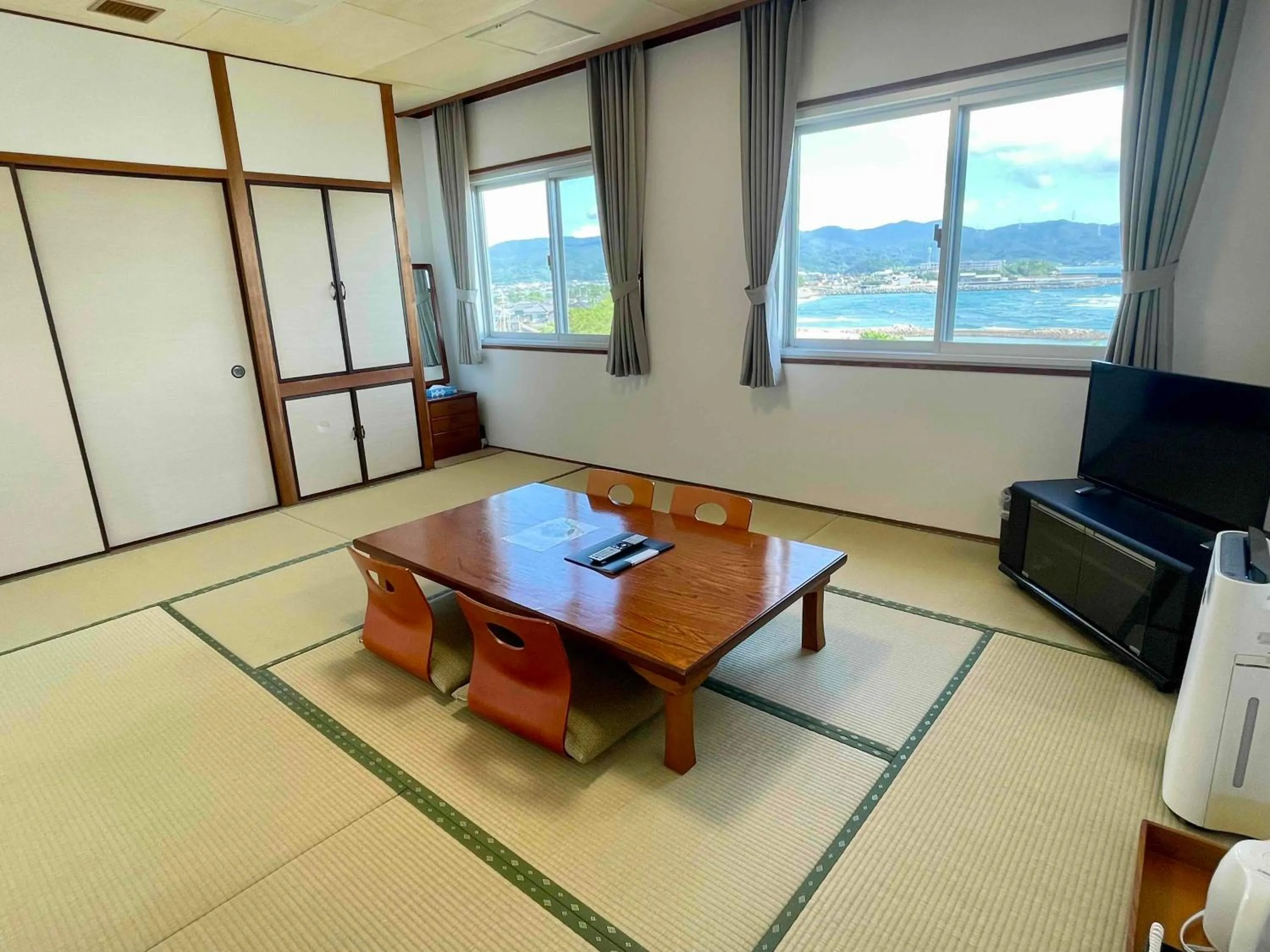 TV and multimedia in Amakusa Onsen Hotel Shikisakikan