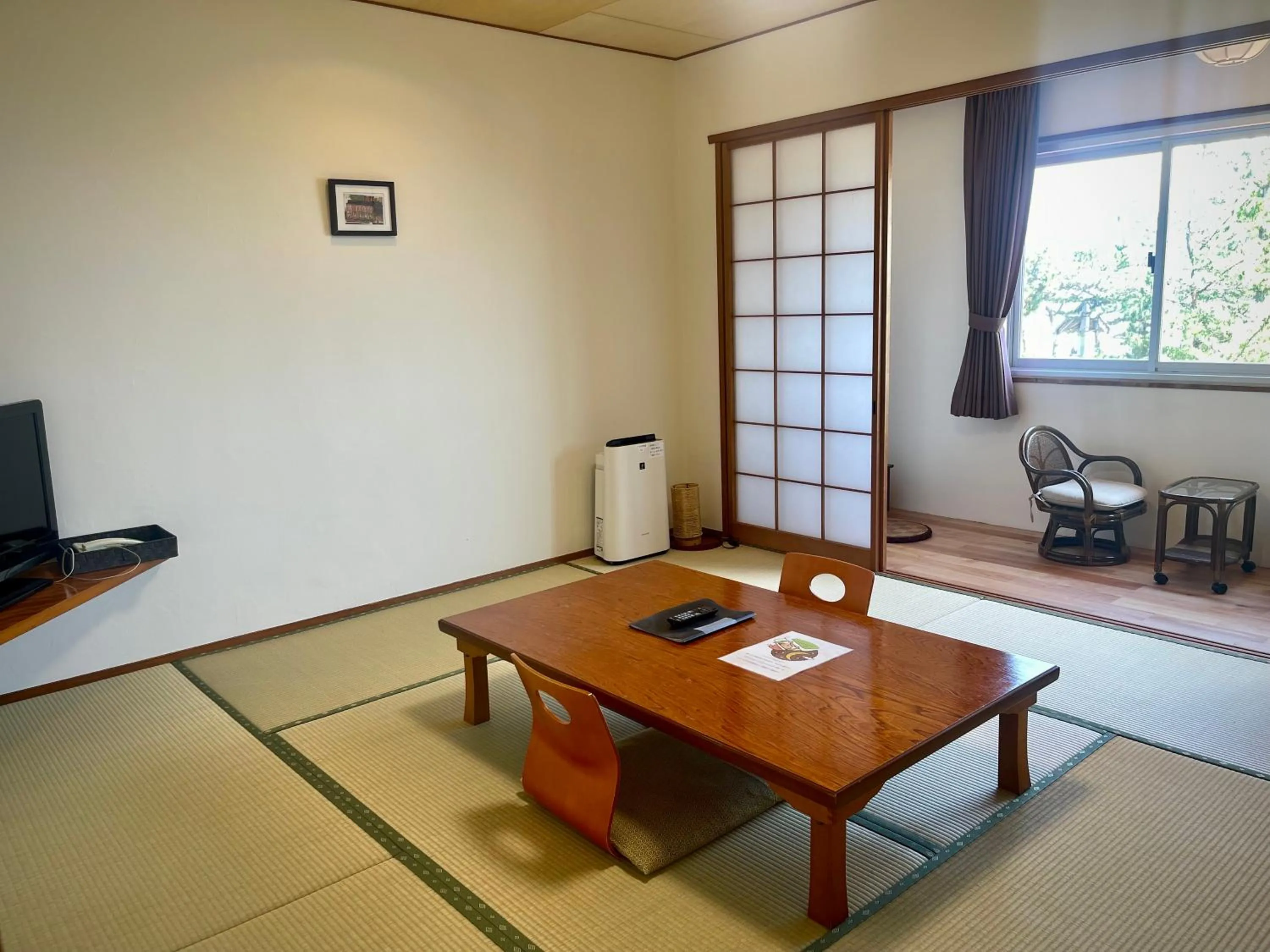 TV and multimedia in Amakusa Onsen Hotel Shikisakikan