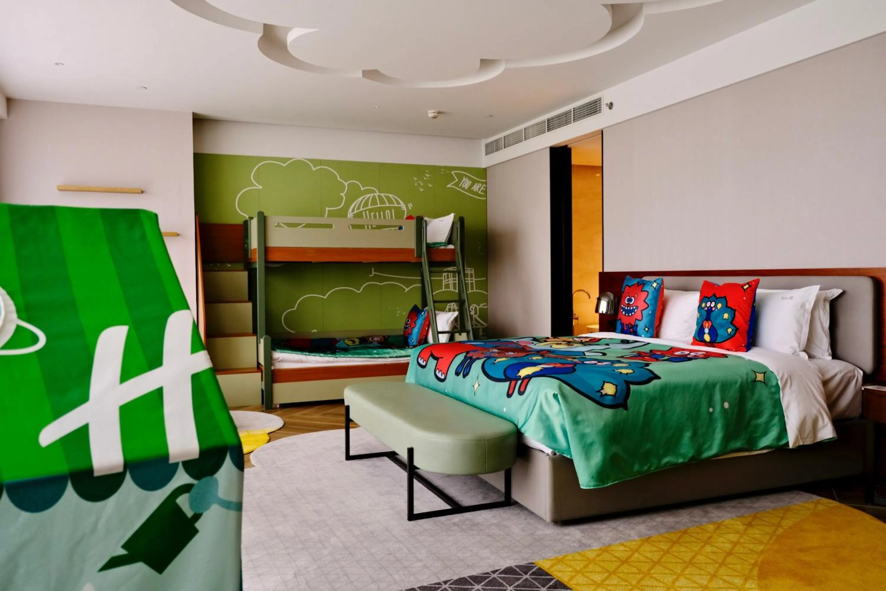 Family Suite in Holiday Inn Xi'an Chanba by IHG-Near Xi'an International Convention Exhibition Center and Shopping mall and The Romantic show of Xi'an-Free Luggage Storage-English Service