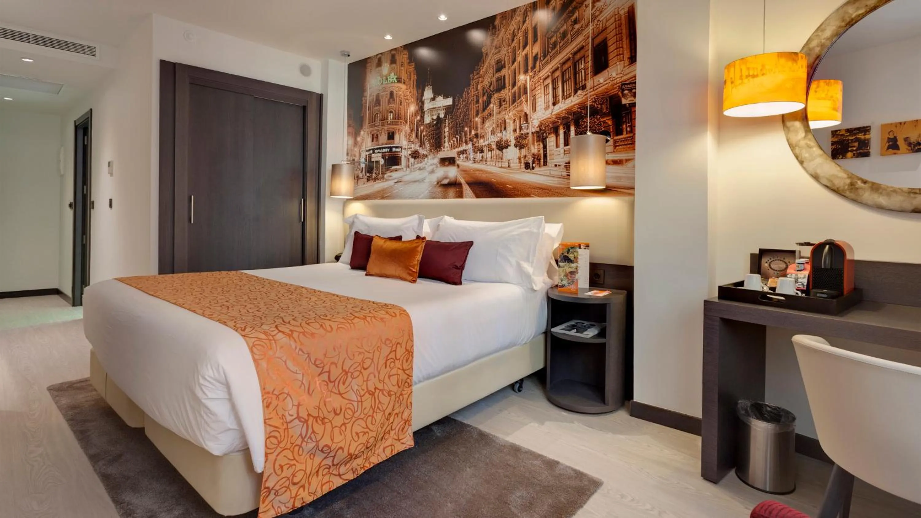 Photo of the whole room, Bed in Hotel Indigo Madrid - Gran Vía by IHG