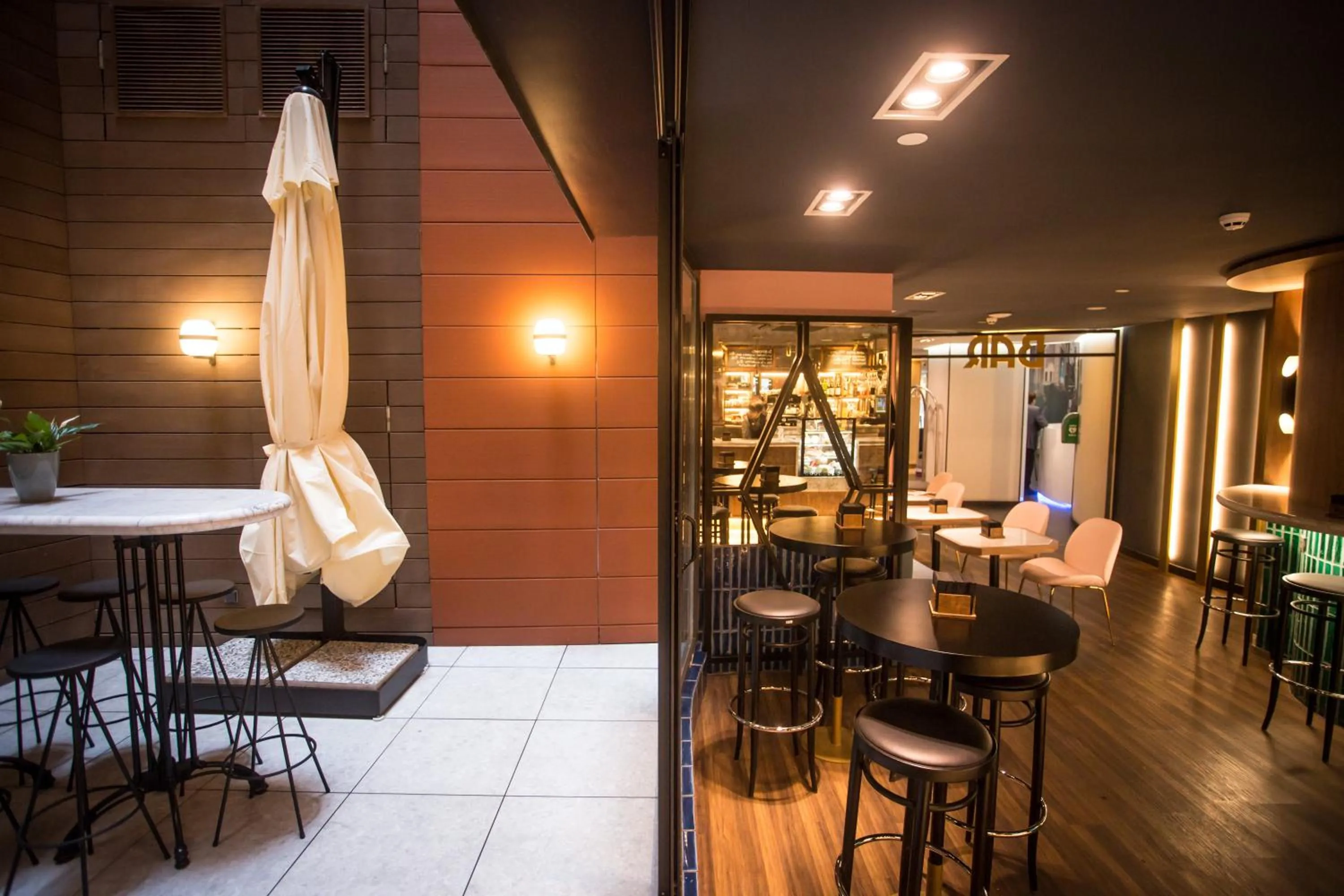 Lounge or bar in Hotel Indigo Madrid - Gran Vía by IHG