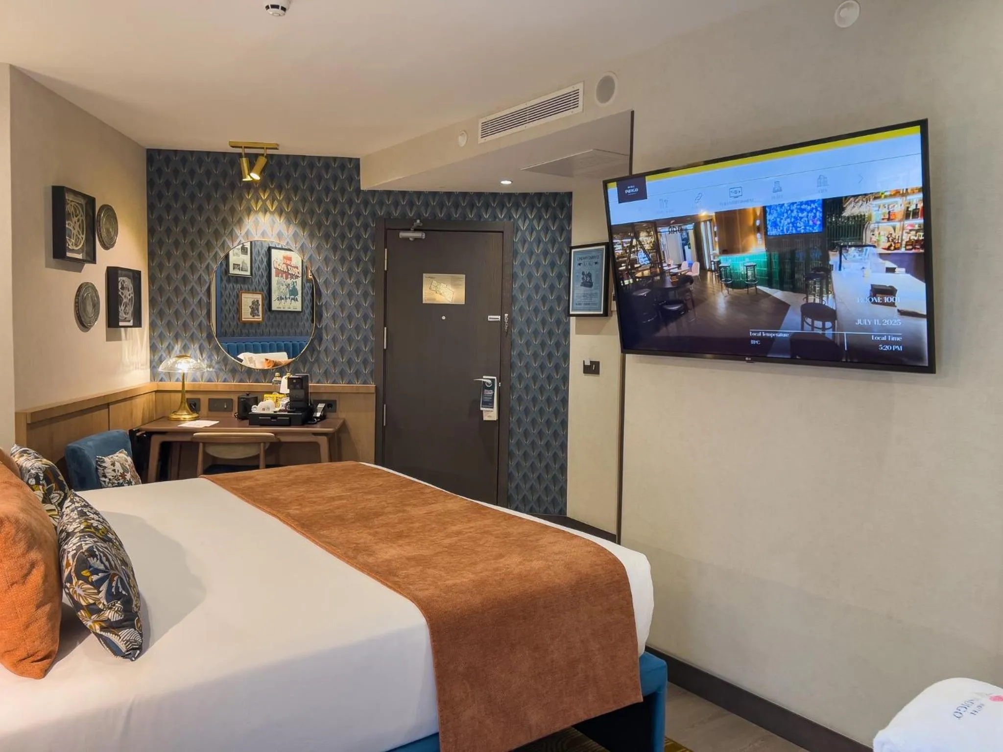 Photo of the whole room, Bed in Hotel Indigo Madrid - Gran Vía by IHG