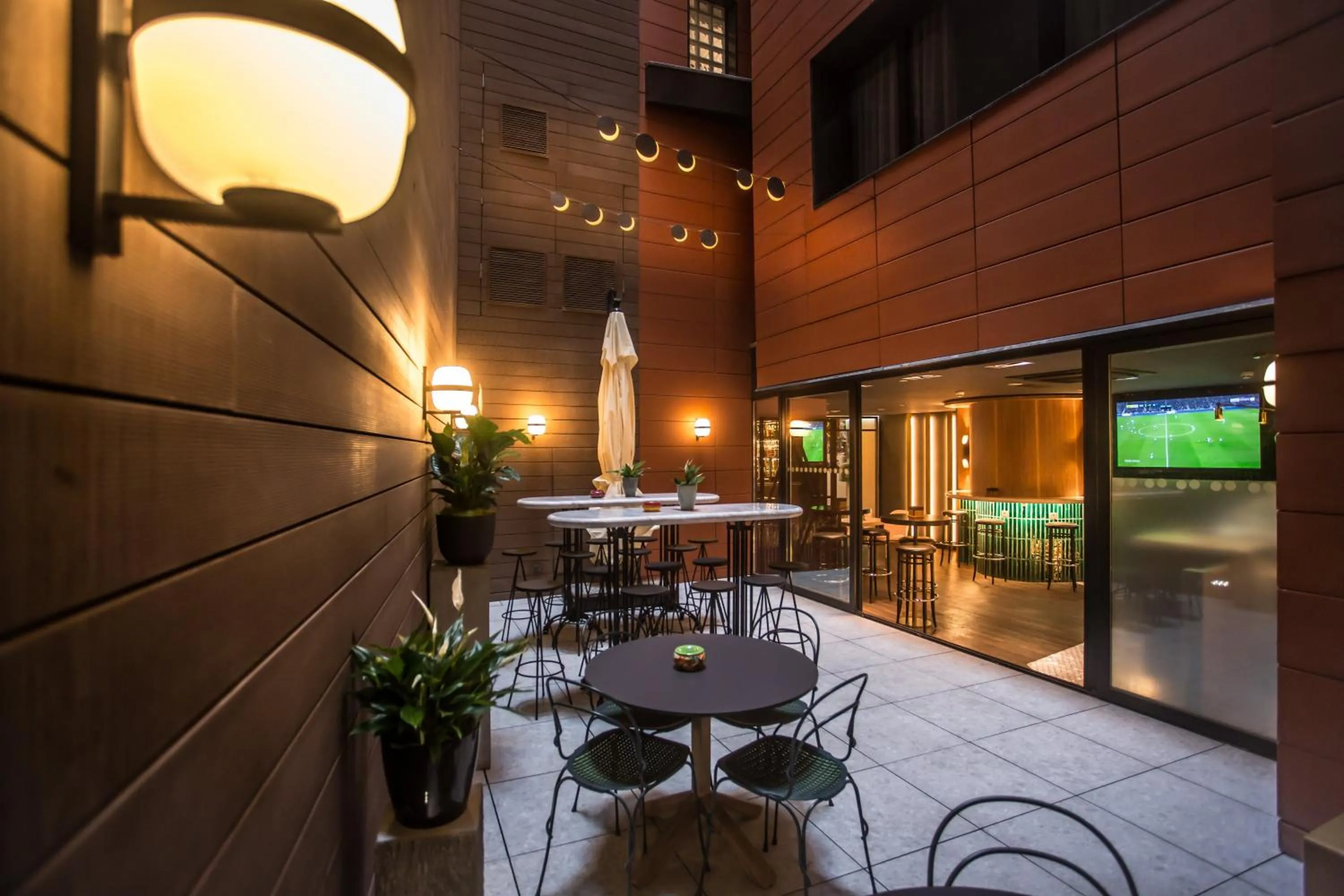 Lounge or bar in Hotel Indigo Madrid - Gran Vía by IHG