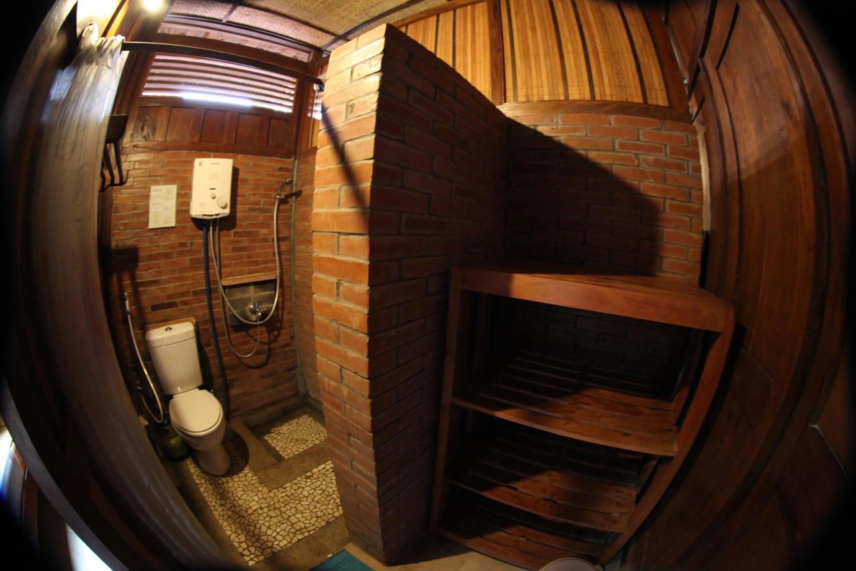 Shower in Omah Garengpoeng Guest House