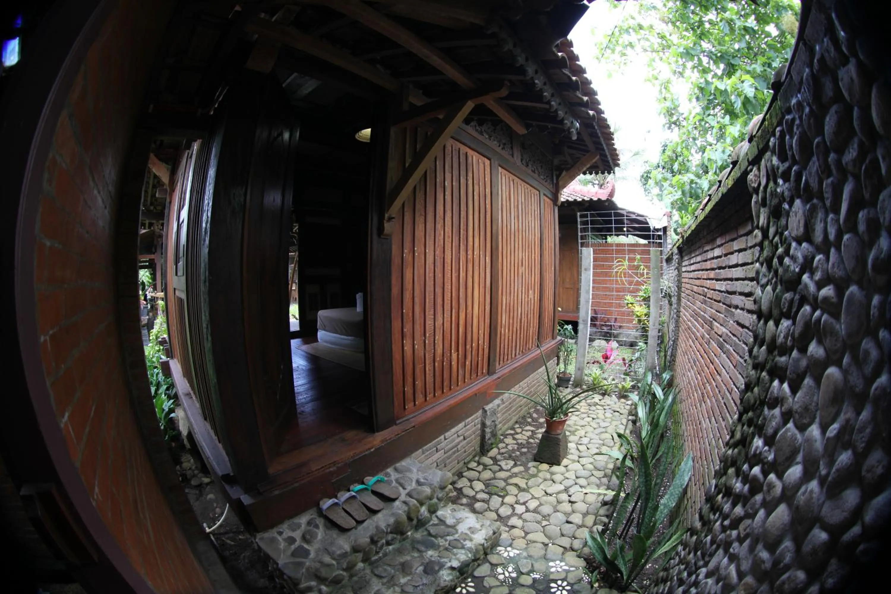 Facade/entrance in Omah Garengpoeng Guest House