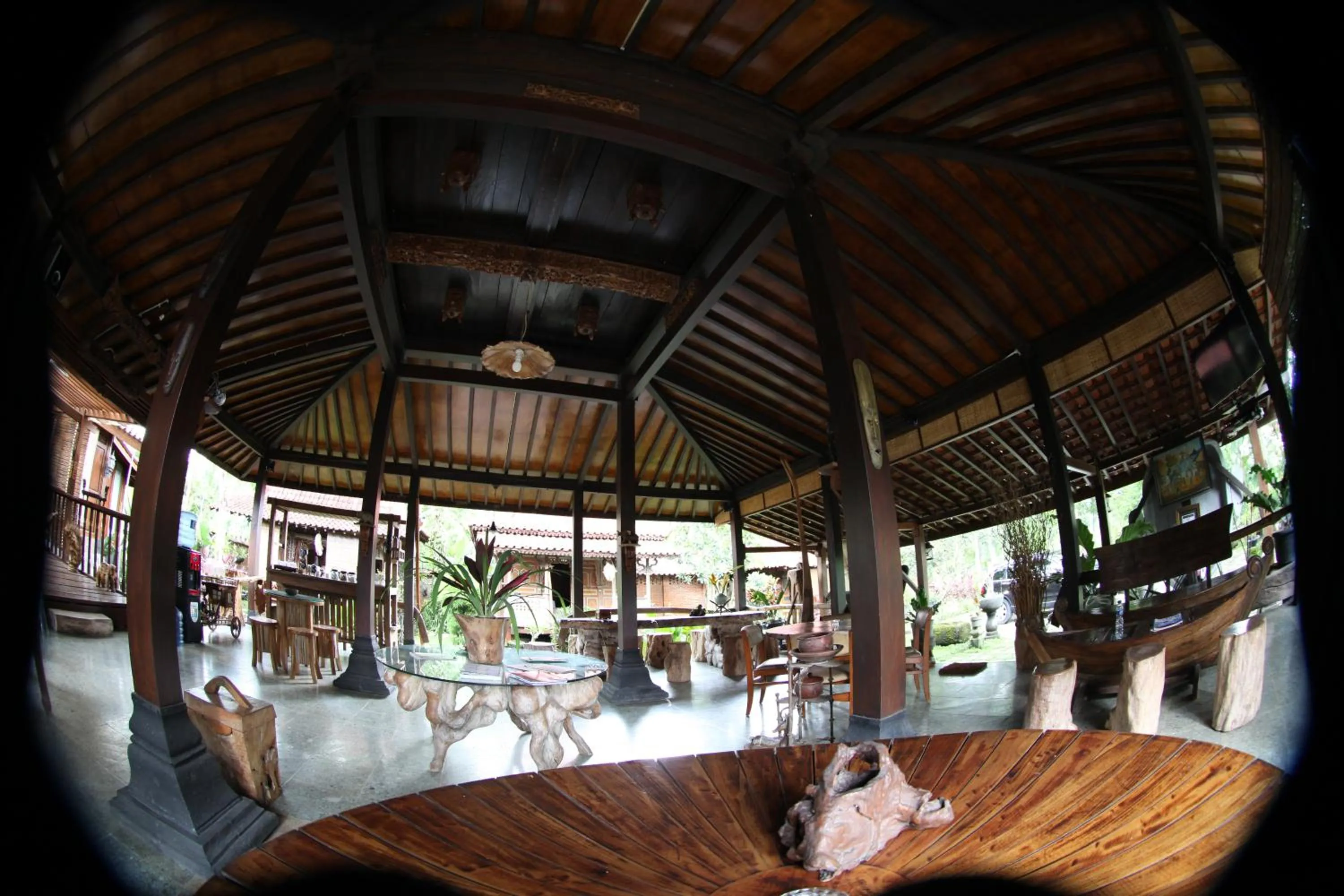 Communal lounge/ TV room in Omah Garengpoeng Guest House