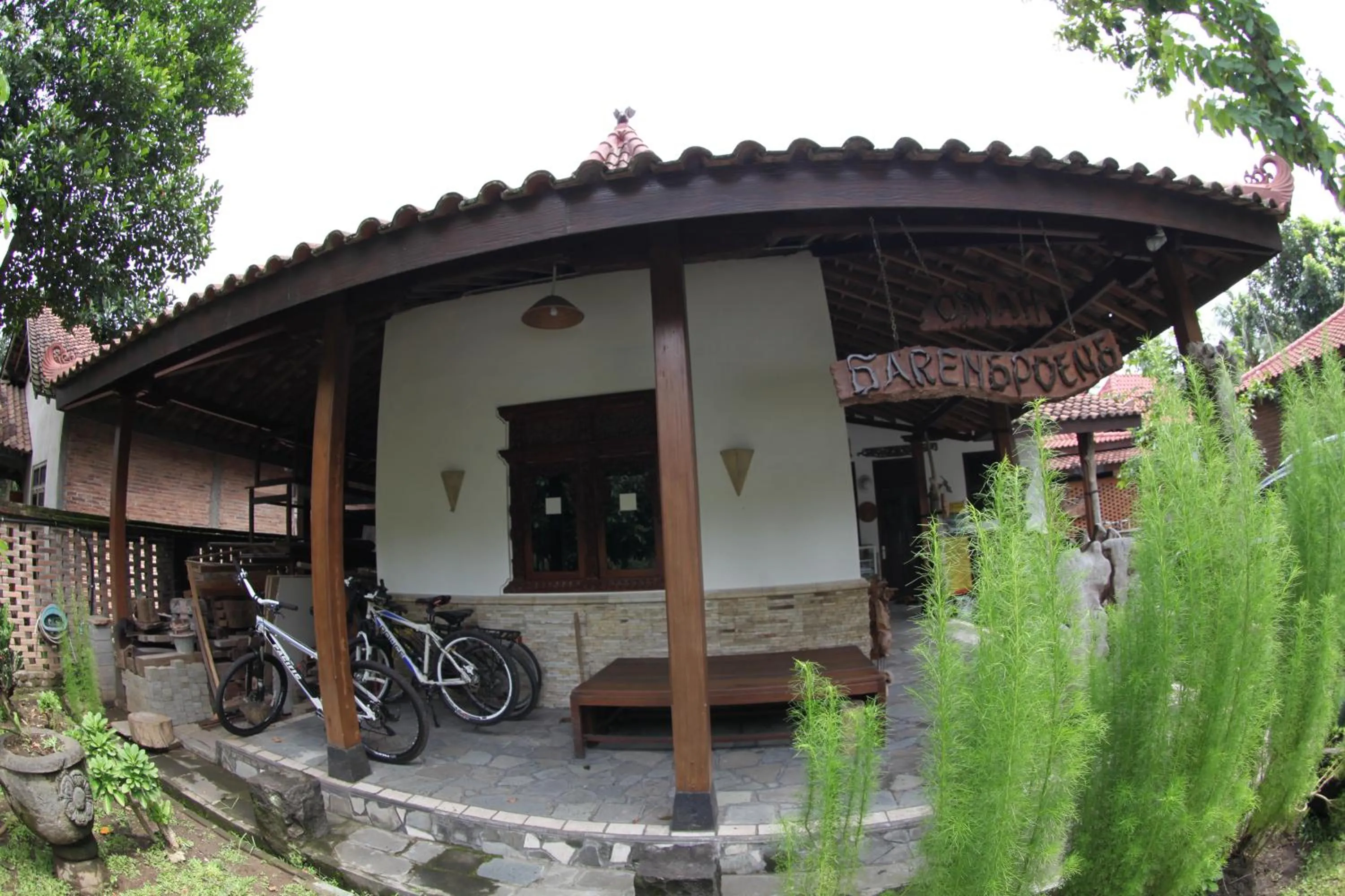 Facade/entrance in Omah Garengpoeng Guest House