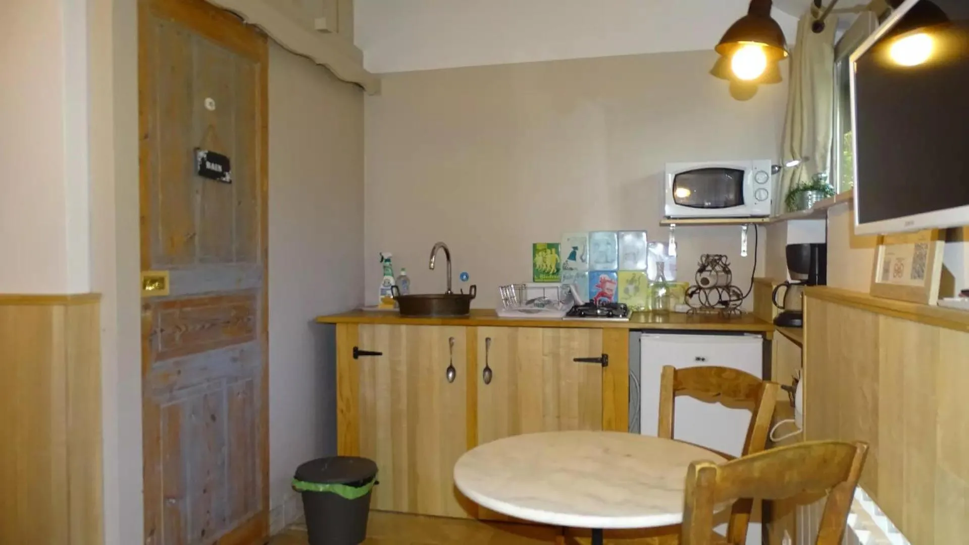 Kitchen or kitchenette in Chambres d'hôtes La Combe de Redoles