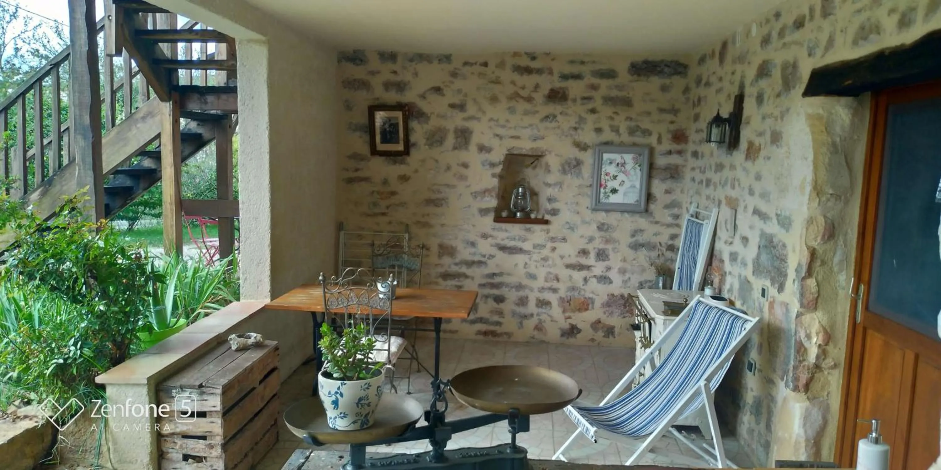 Patio in Chambres d'hôtes La Combe de Redoles