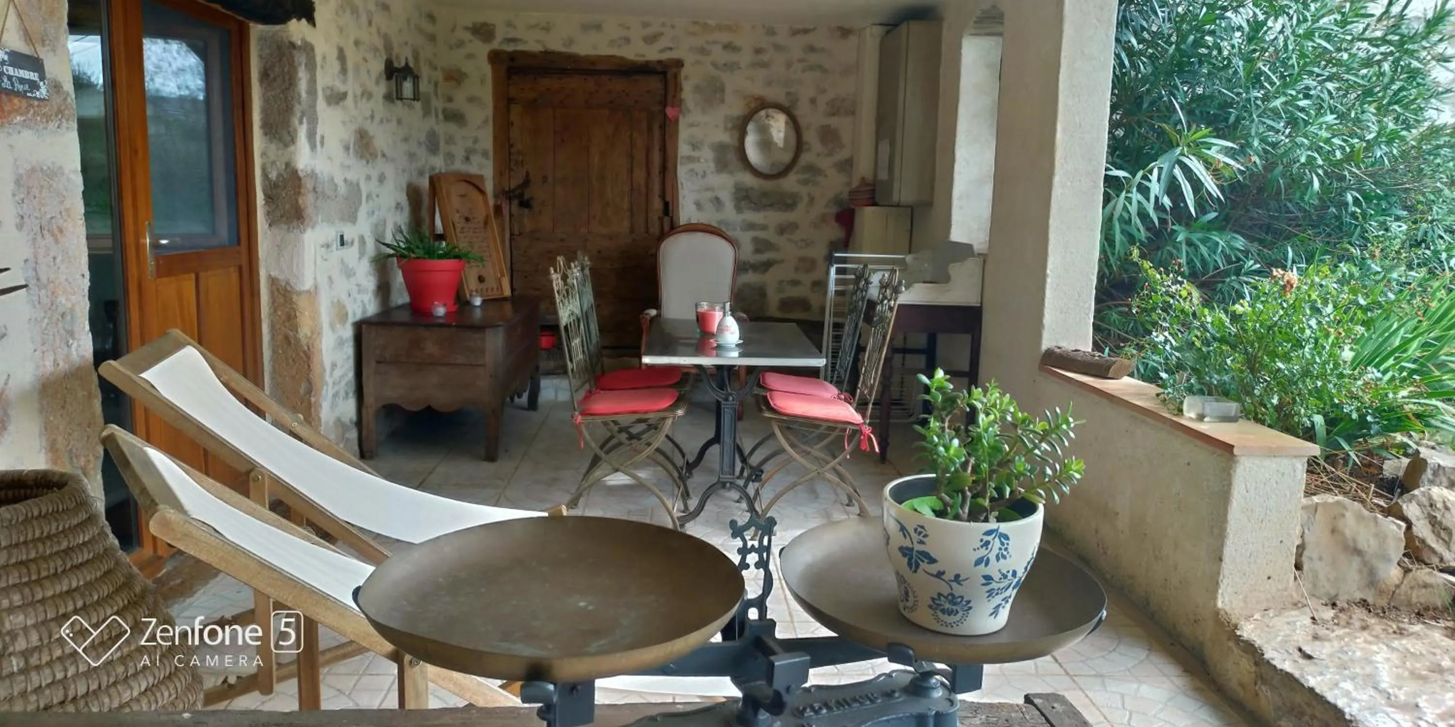 Patio in Chambres d'hôtes La Combe de Redoles