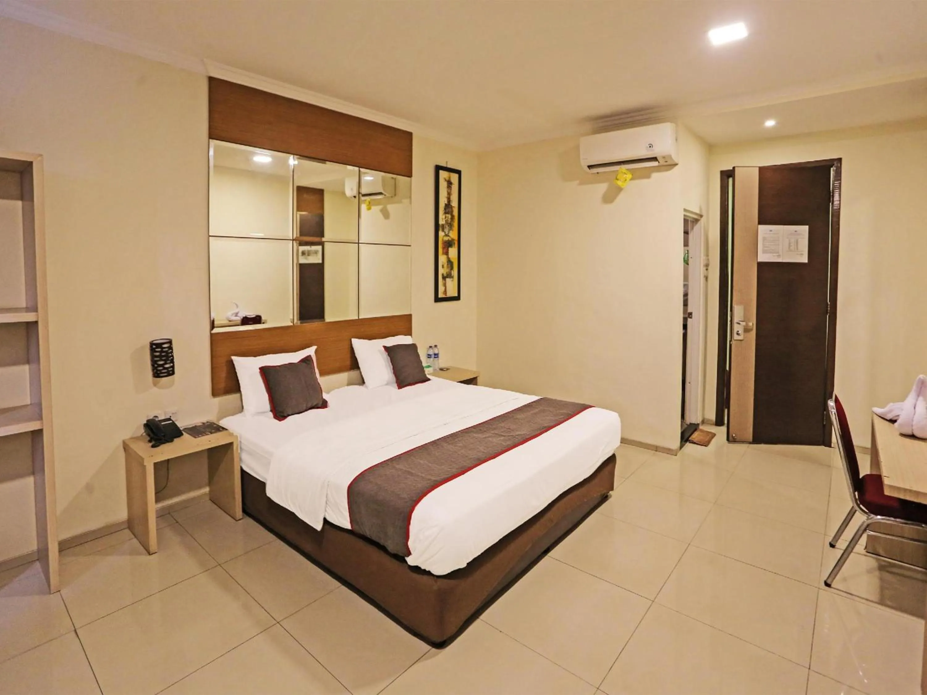 Photo of the whole room, Bed in Super OYO Townhouse OAK Hotel Fiducia Serpong