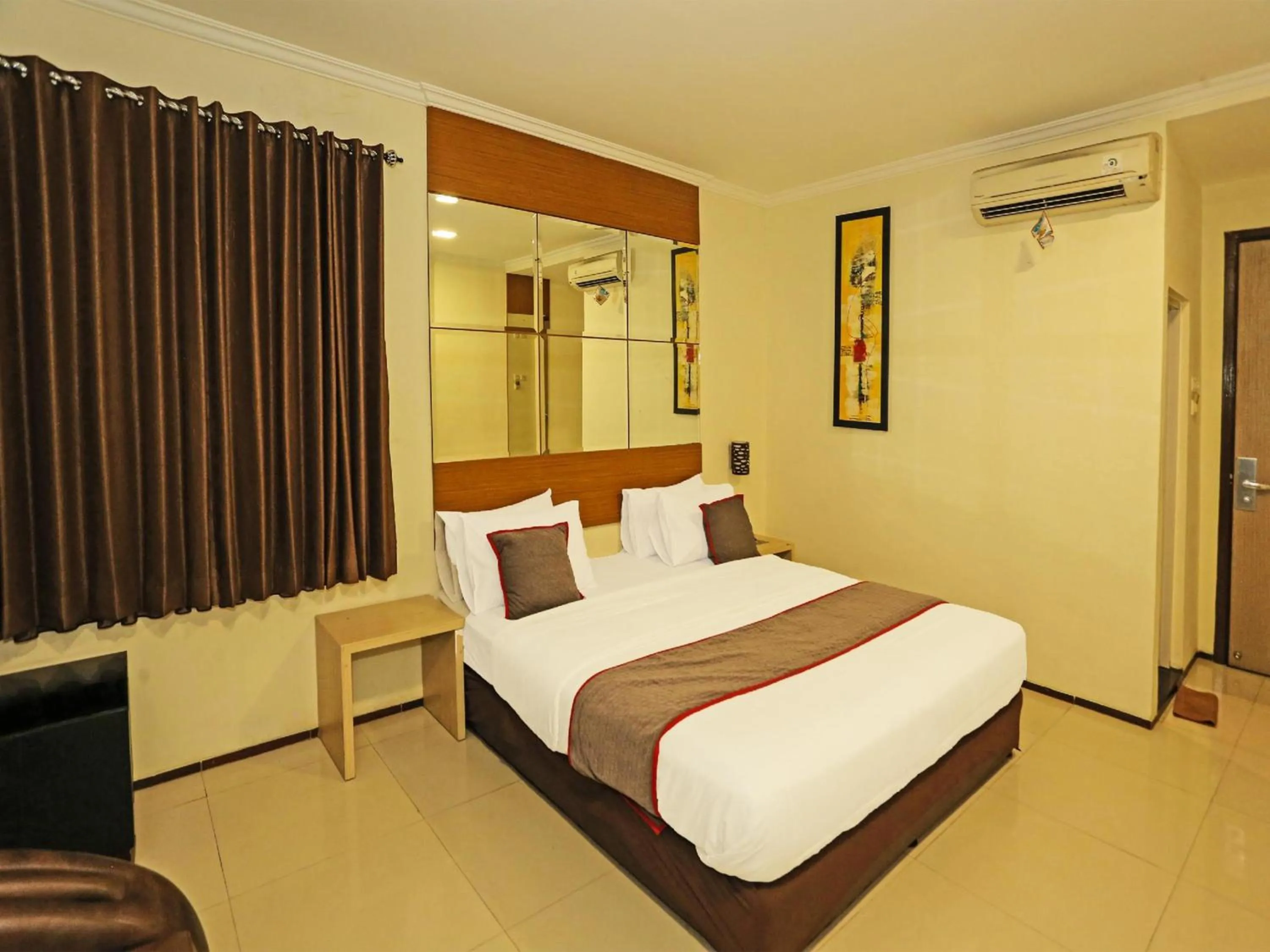 View (from property/room), Bed in Super OYO Townhouse OAK Hotel Fiducia Serpong