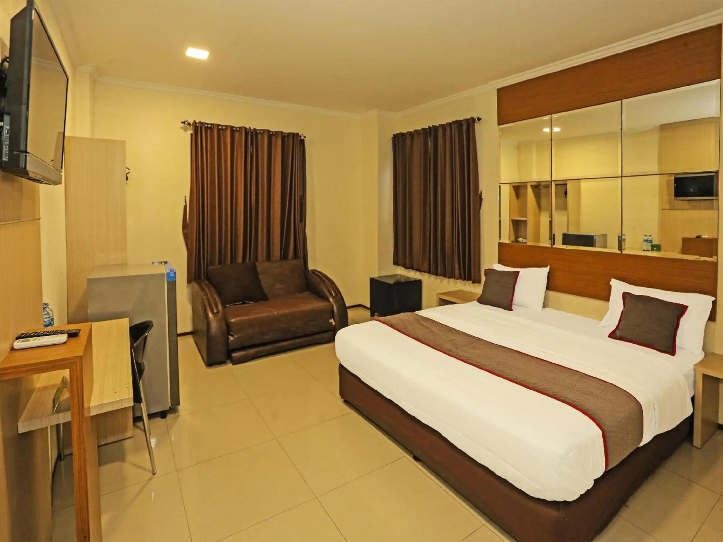 Deluxe Suite in Super OYO Townhouse OAK Hotel Fiducia Serpong Deluxe Suite in Super OYO Townhouse OAK Hotel Fiducia Serpong