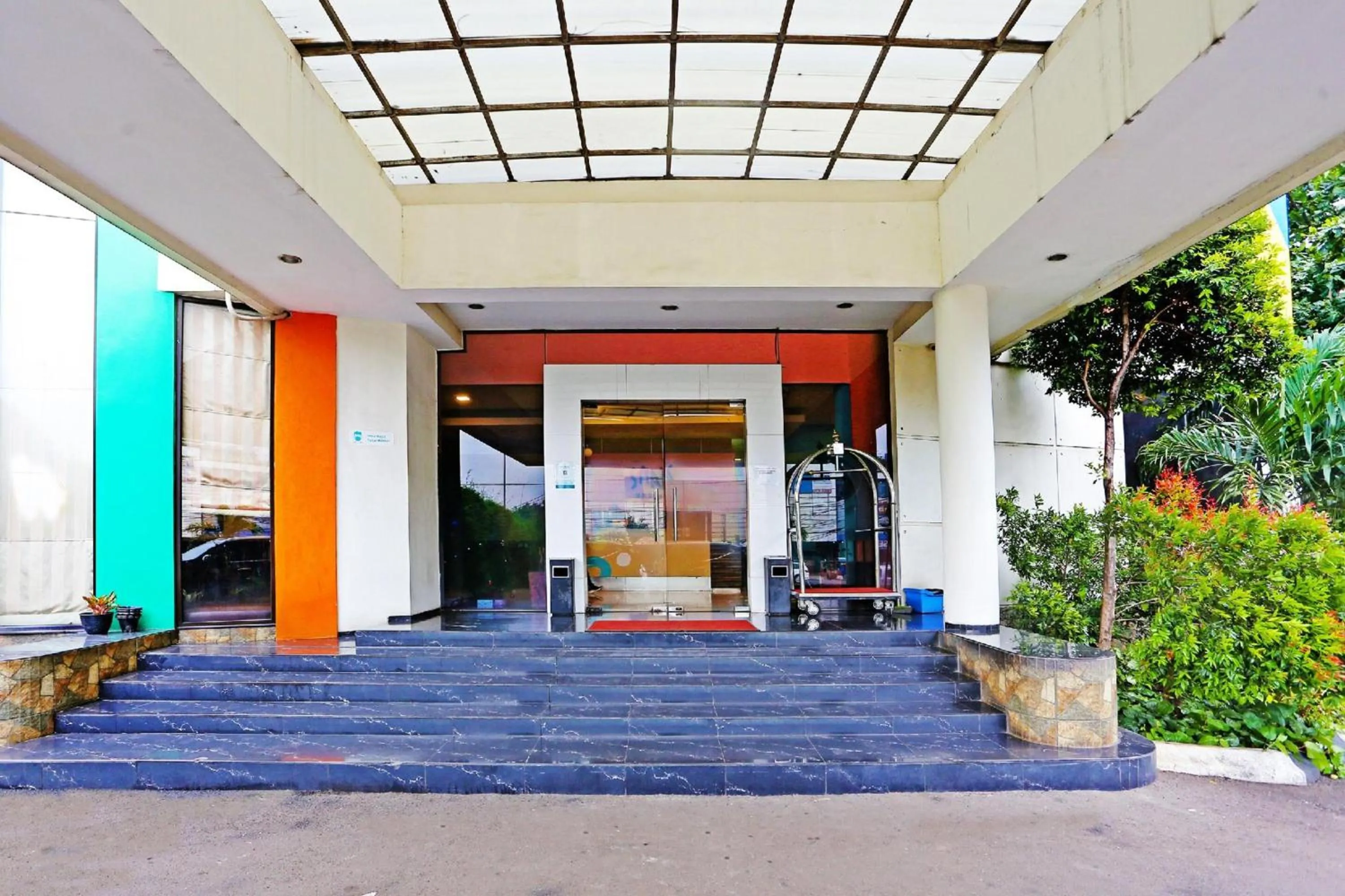 Neighbourhood in Super OYO Townhouse OAK Hotel Fiducia Serpong