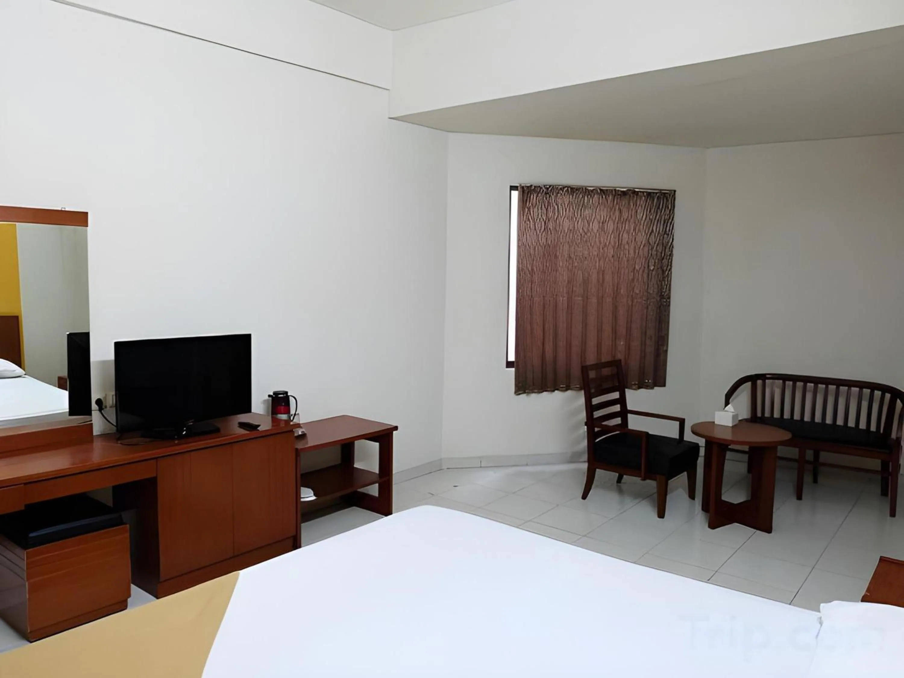 Photo of the whole room, Bed in Super OYO Townhouse OAK Hotel Fiducia Serpong