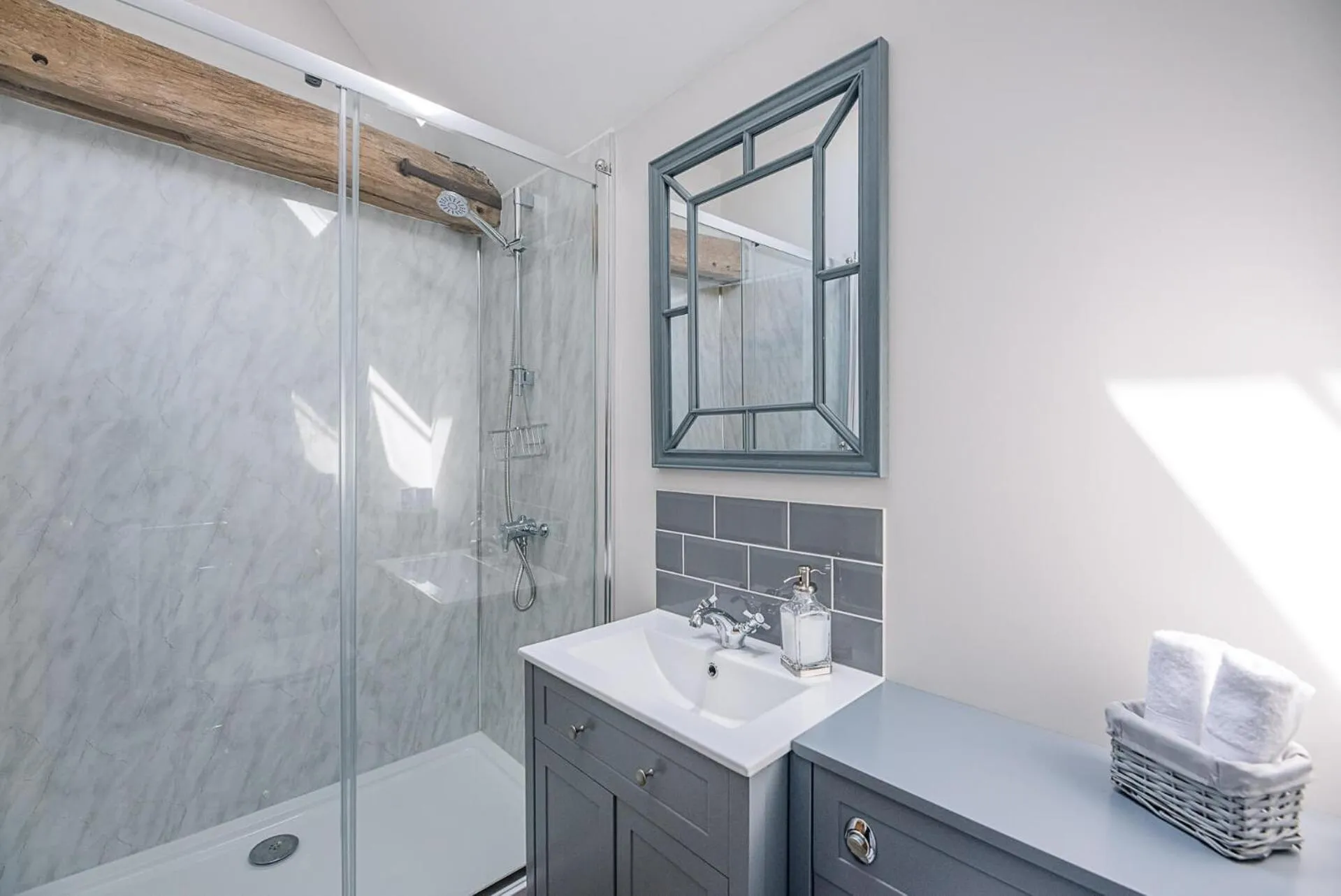 Chapel Cottage at Pond Hall Farm, Stunnning Property with Private Hot Tub, Hadleigh