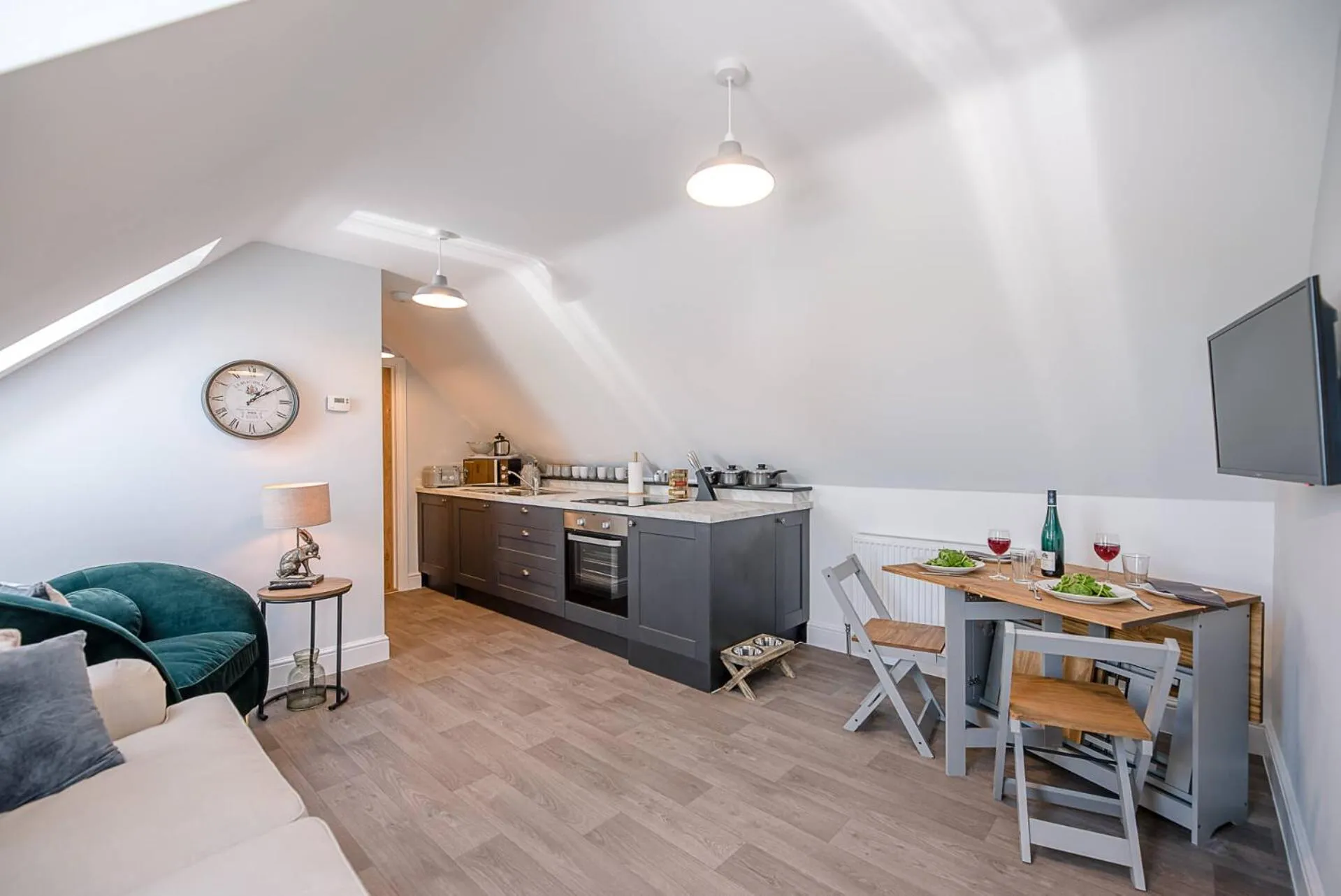 Geoff's Rest at Pond Hall Farm in Hadleigh with Private Hot Tub