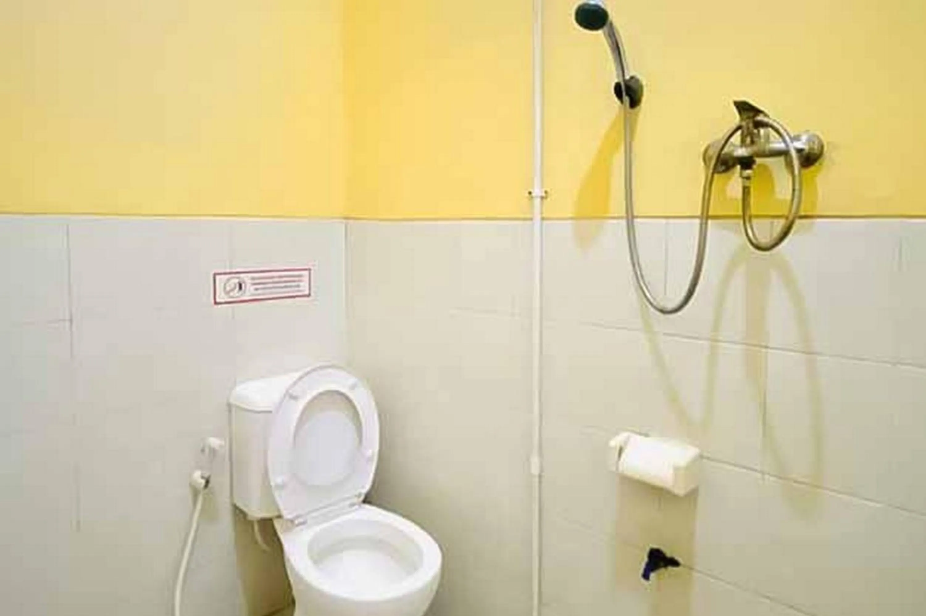 Bathroom in RedDoorz Syariah near T1 Juanda Airport 2