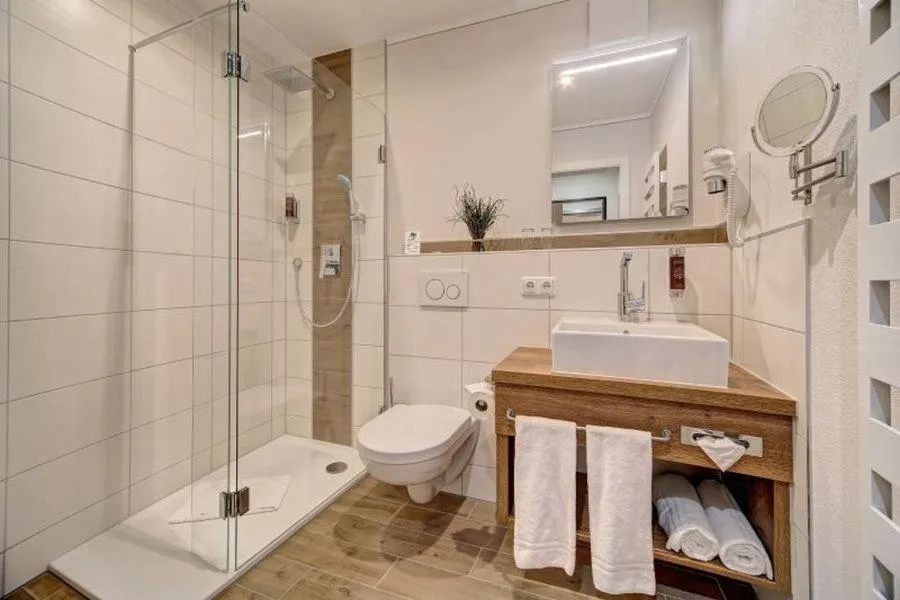 Shower in Hotel-Restaurant Früchtl