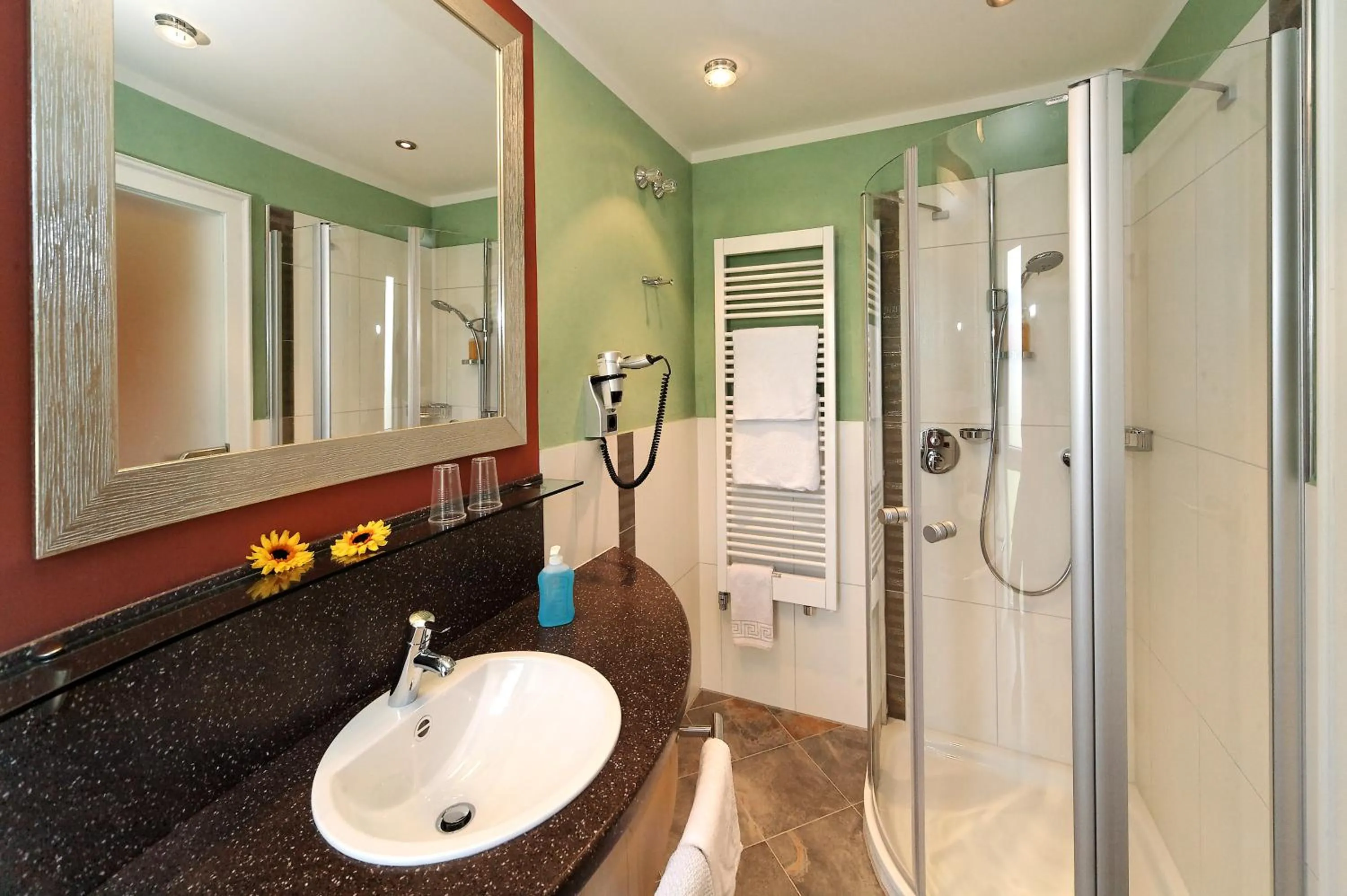 Shower in Hotel-Restaurant Früchtl