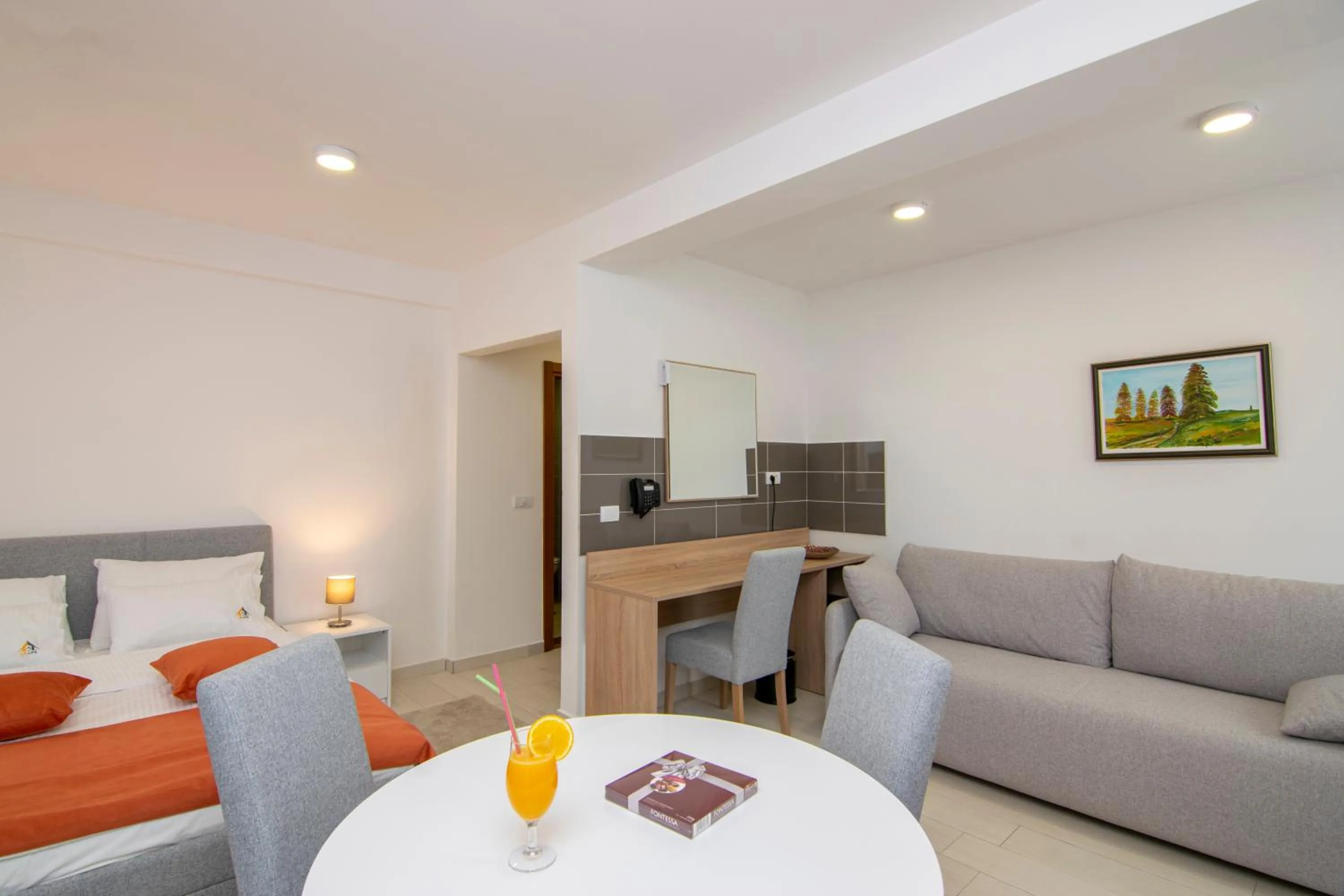 Text overlay in Hotel Agape