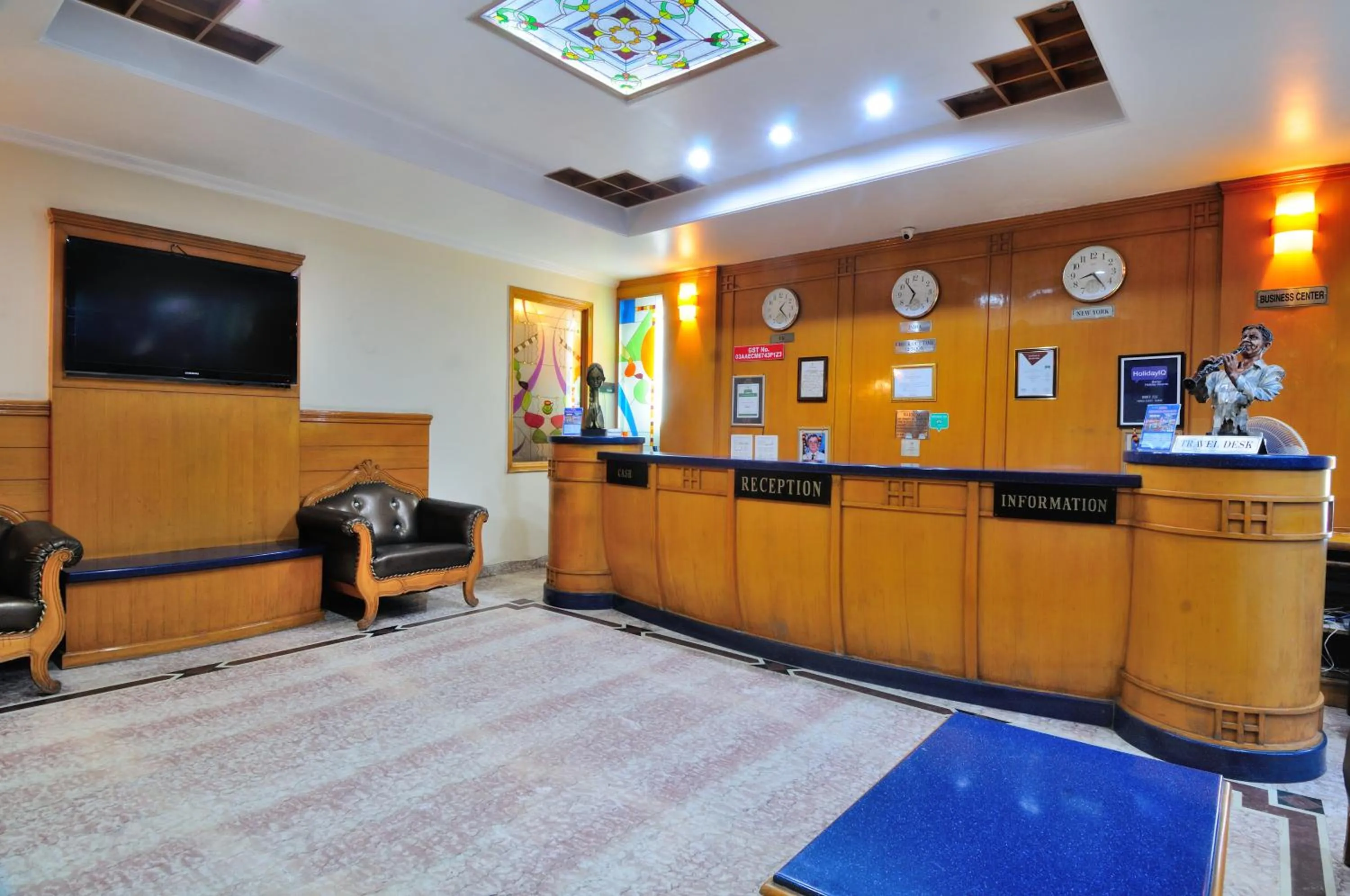 Communal lounge/ TV room, Lobby/Reception in Hotel Maharaja Residency