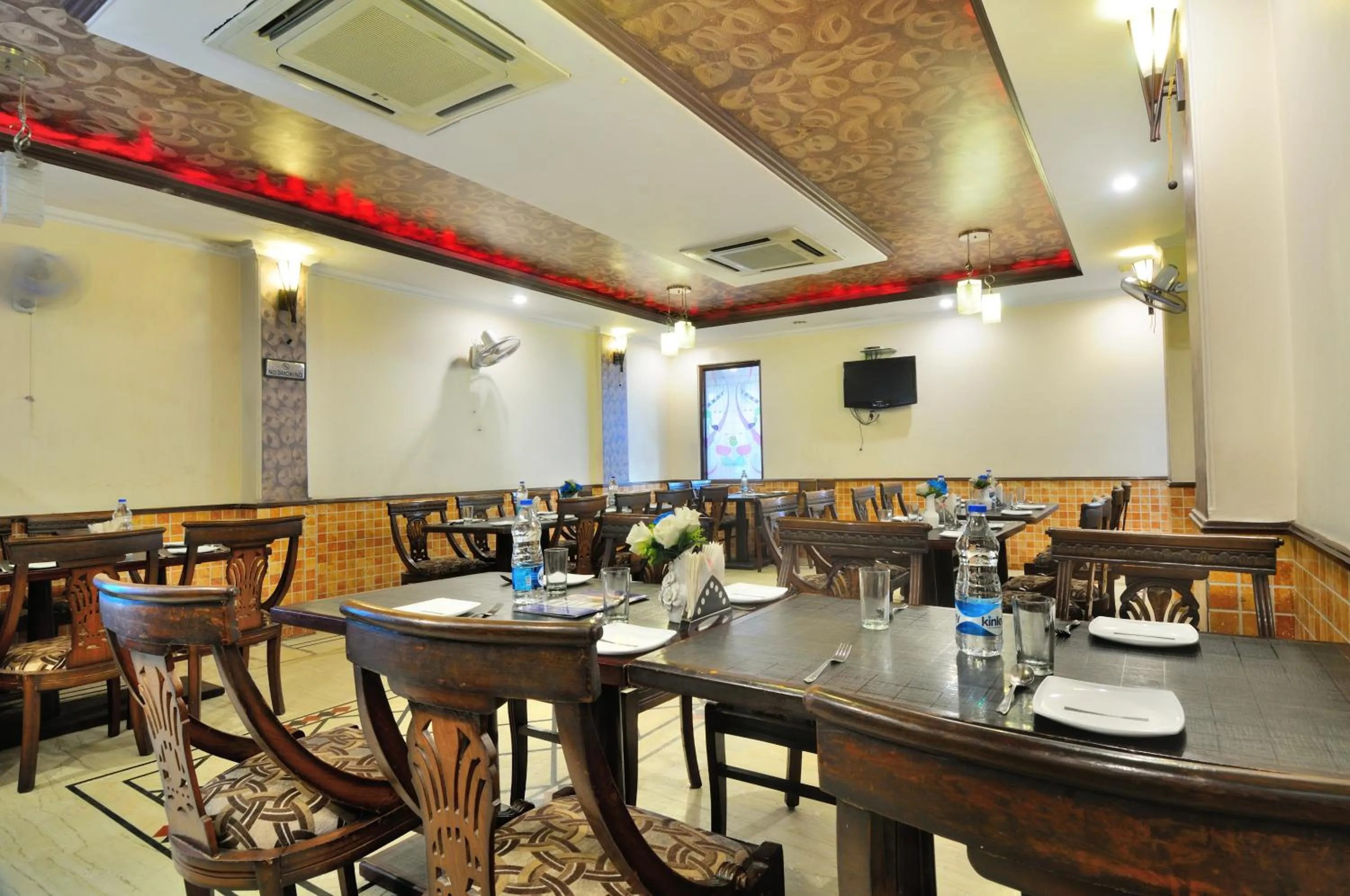 Restaurant/Places to Eat in Hotel Maharaja Residency