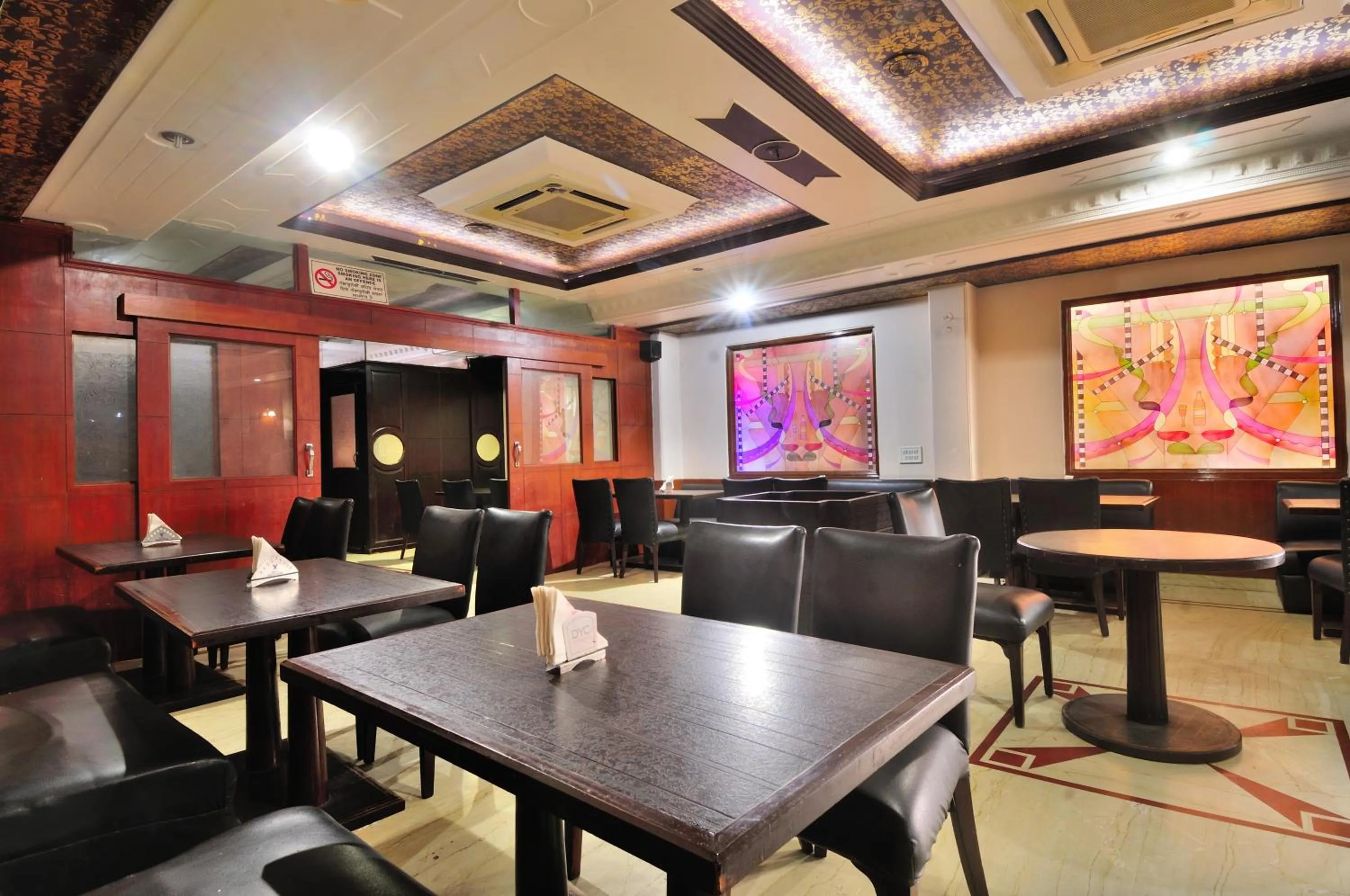 Restaurant/Places to Eat in Hotel Maharaja Residency