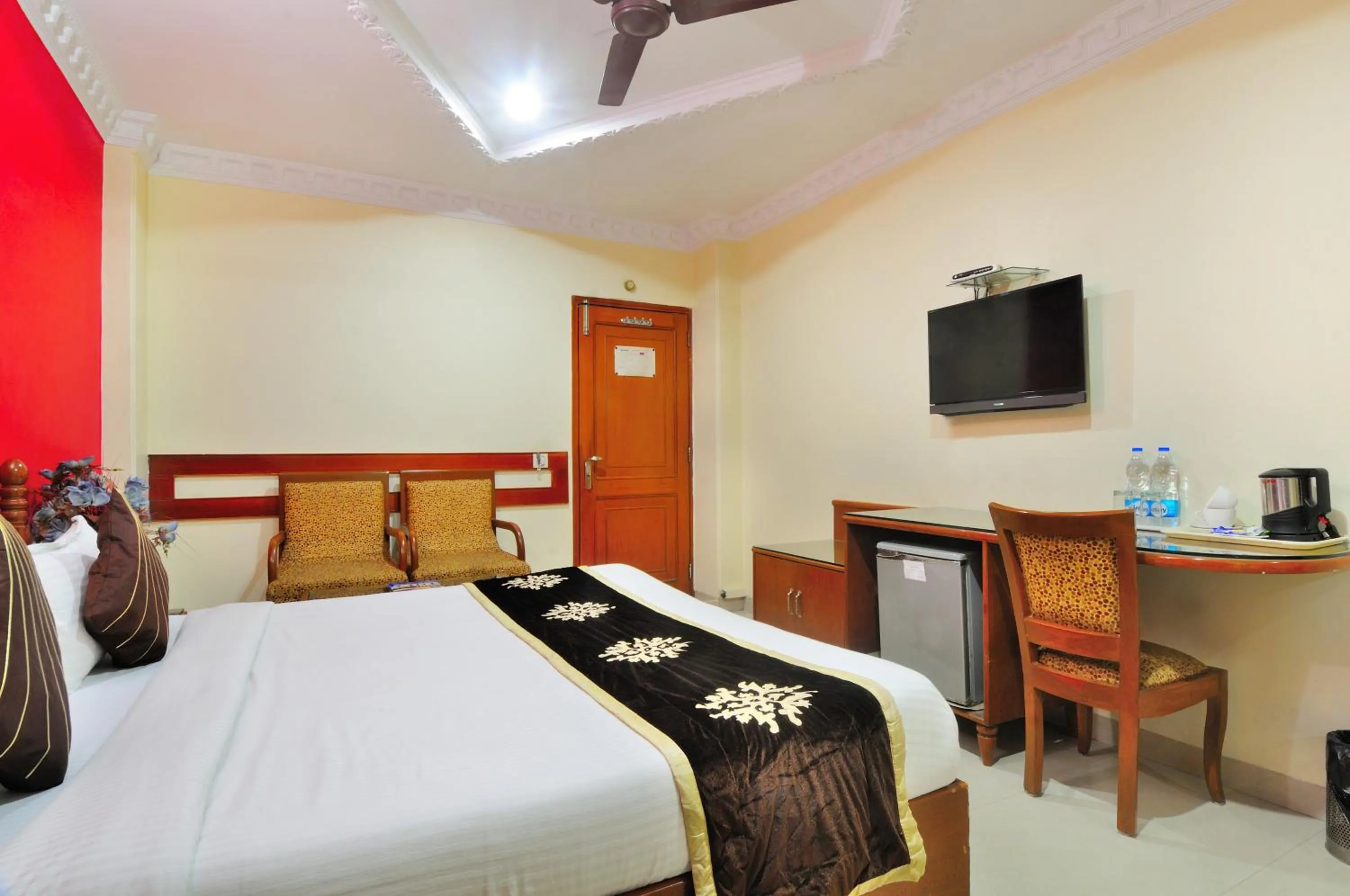 Bed, TV/Entertainment Center in Hotel Maharaja Residency
