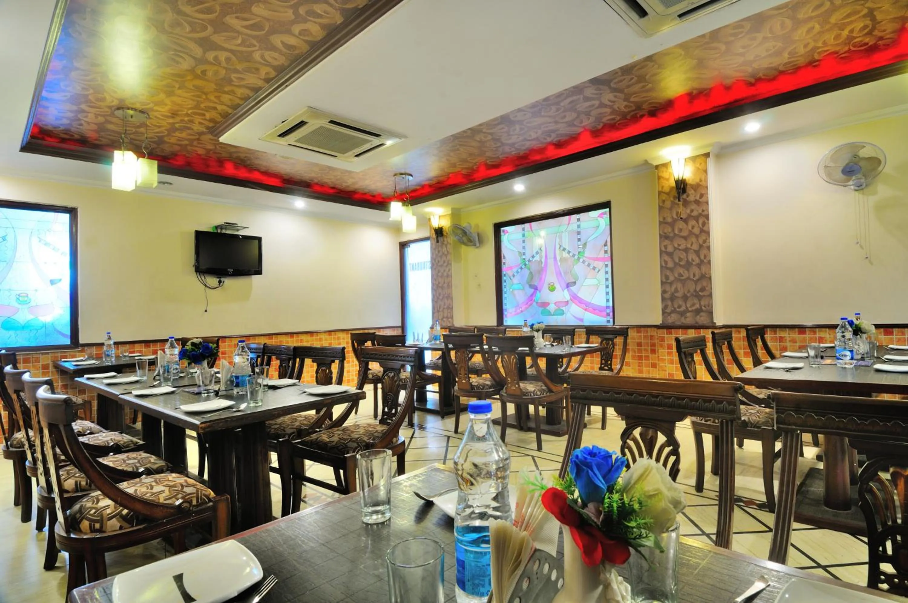 Restaurant/Places to Eat in Hotel Maharaja Residency