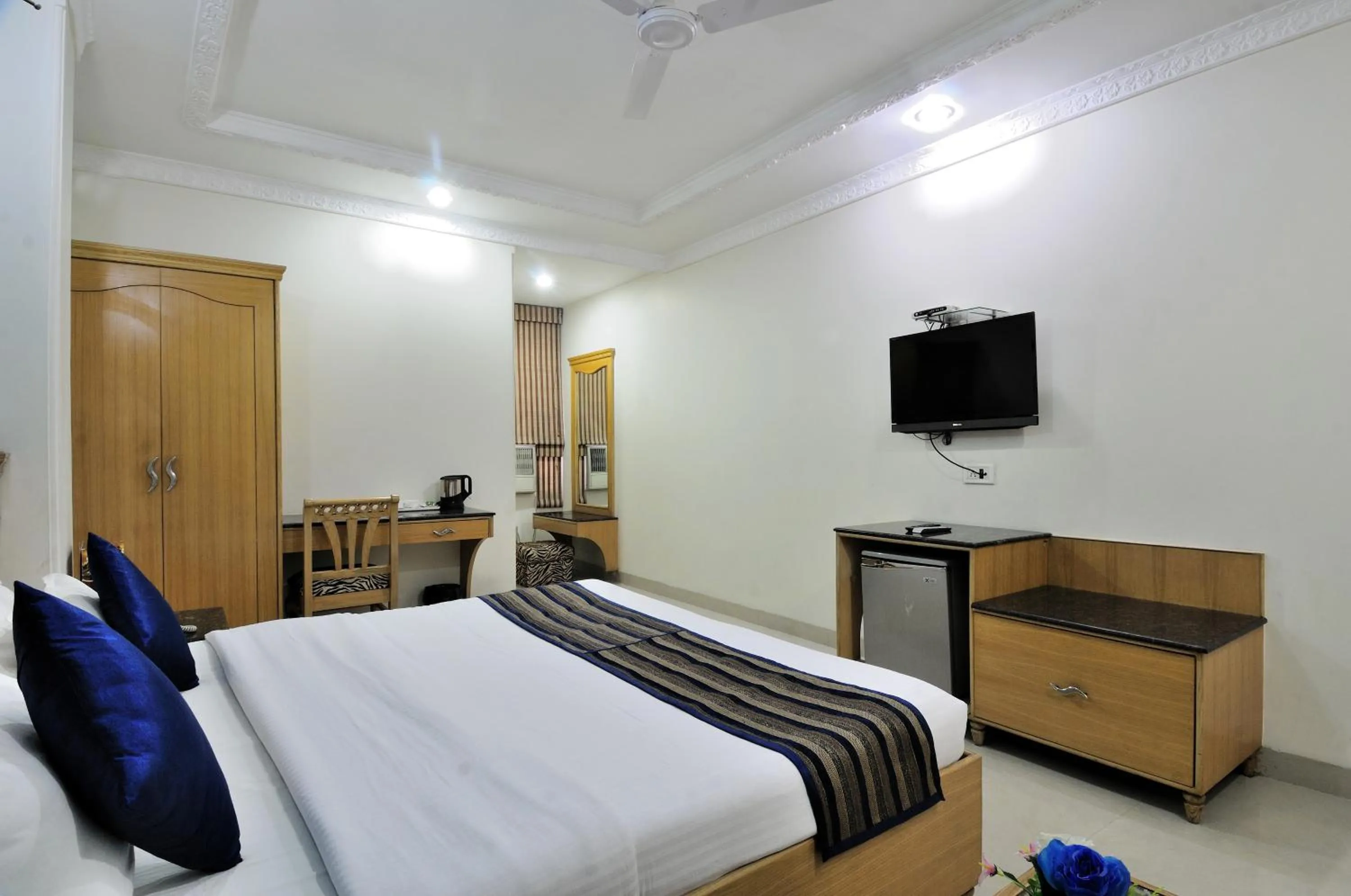 Bedroom, TV/Entertainment Center in Hotel Maharaja Residency