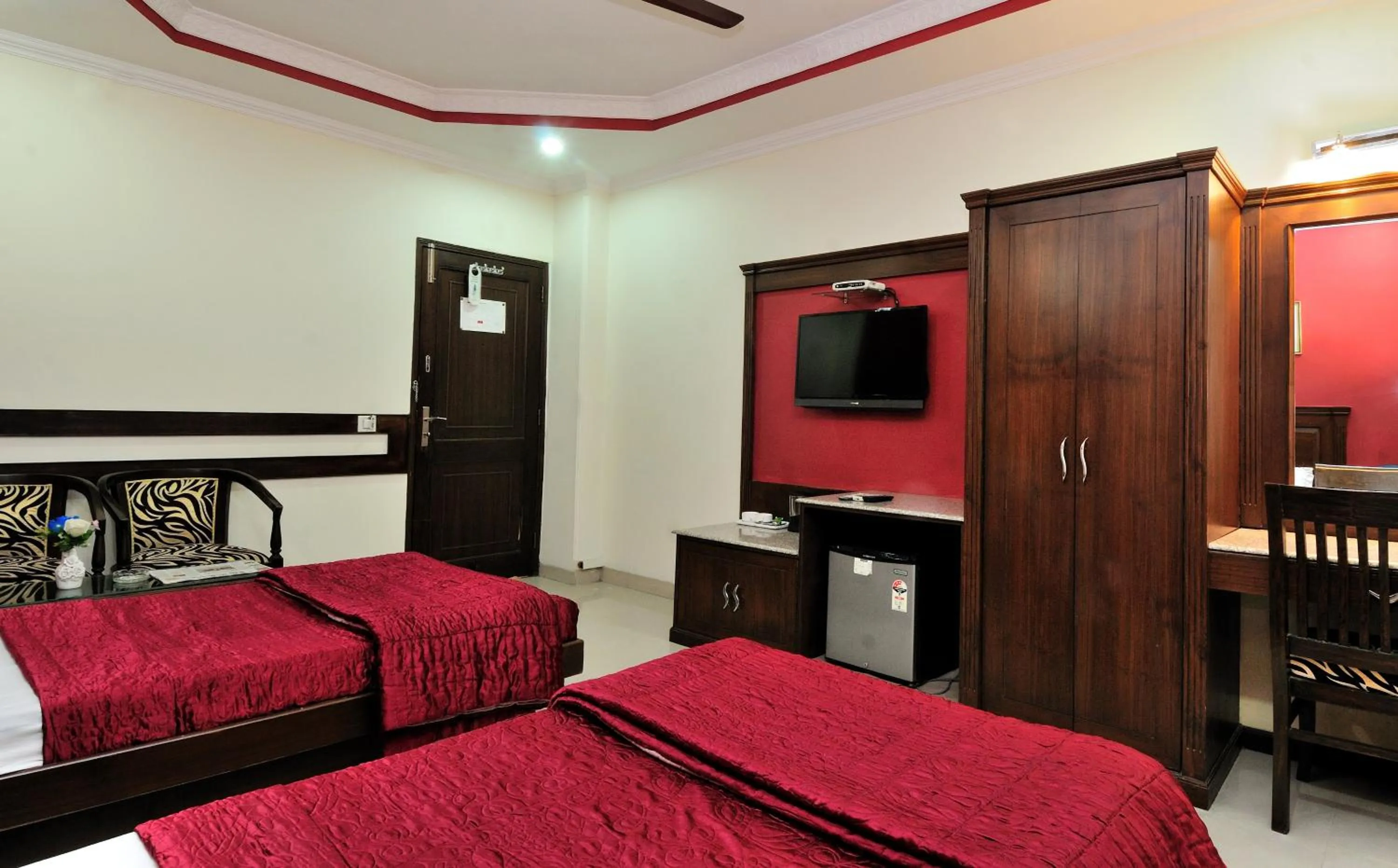 Bed, TV/Entertainment Center in Hotel Maharaja Residency