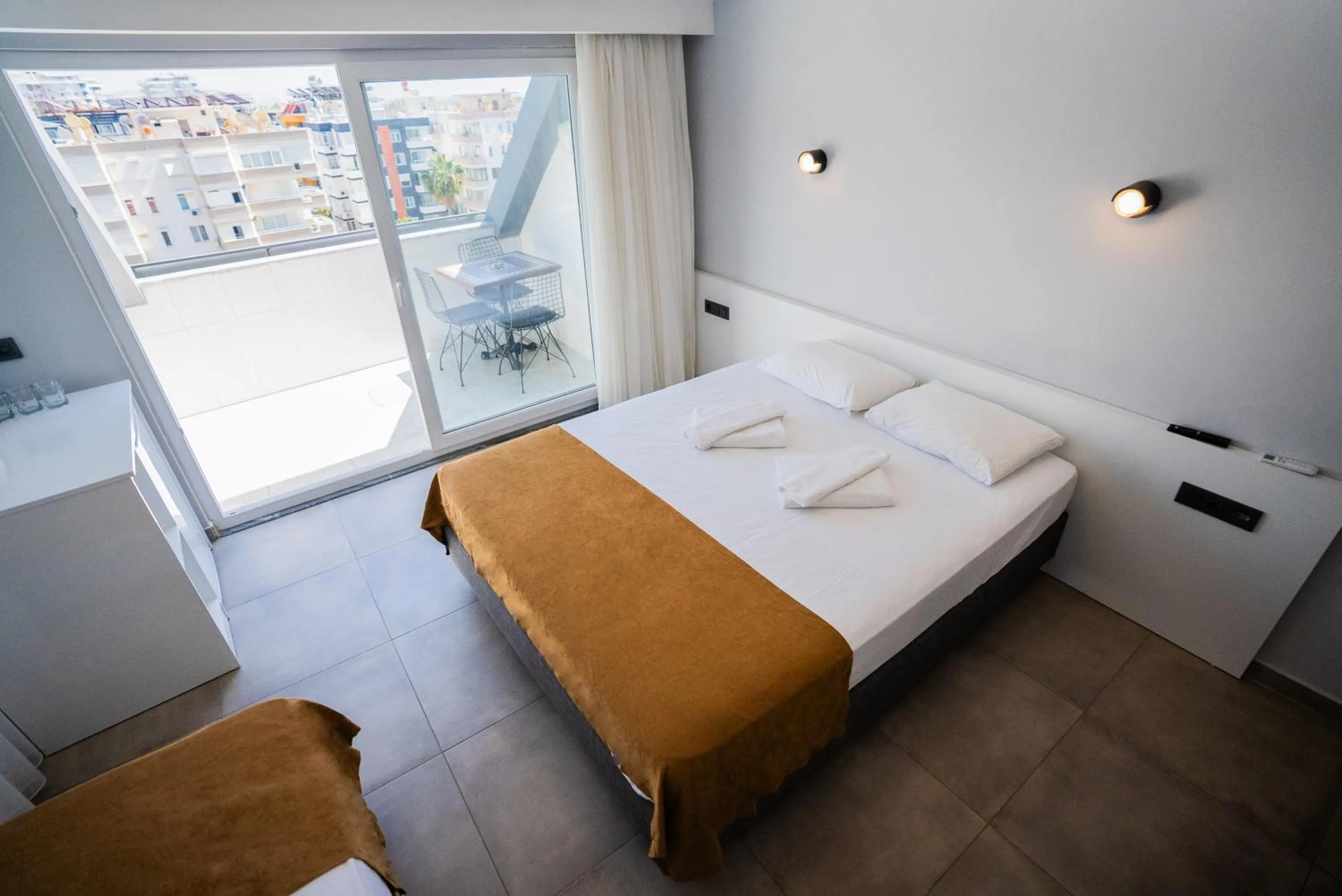 Photo of the whole room, Bed in Sav-ir Suit Otel