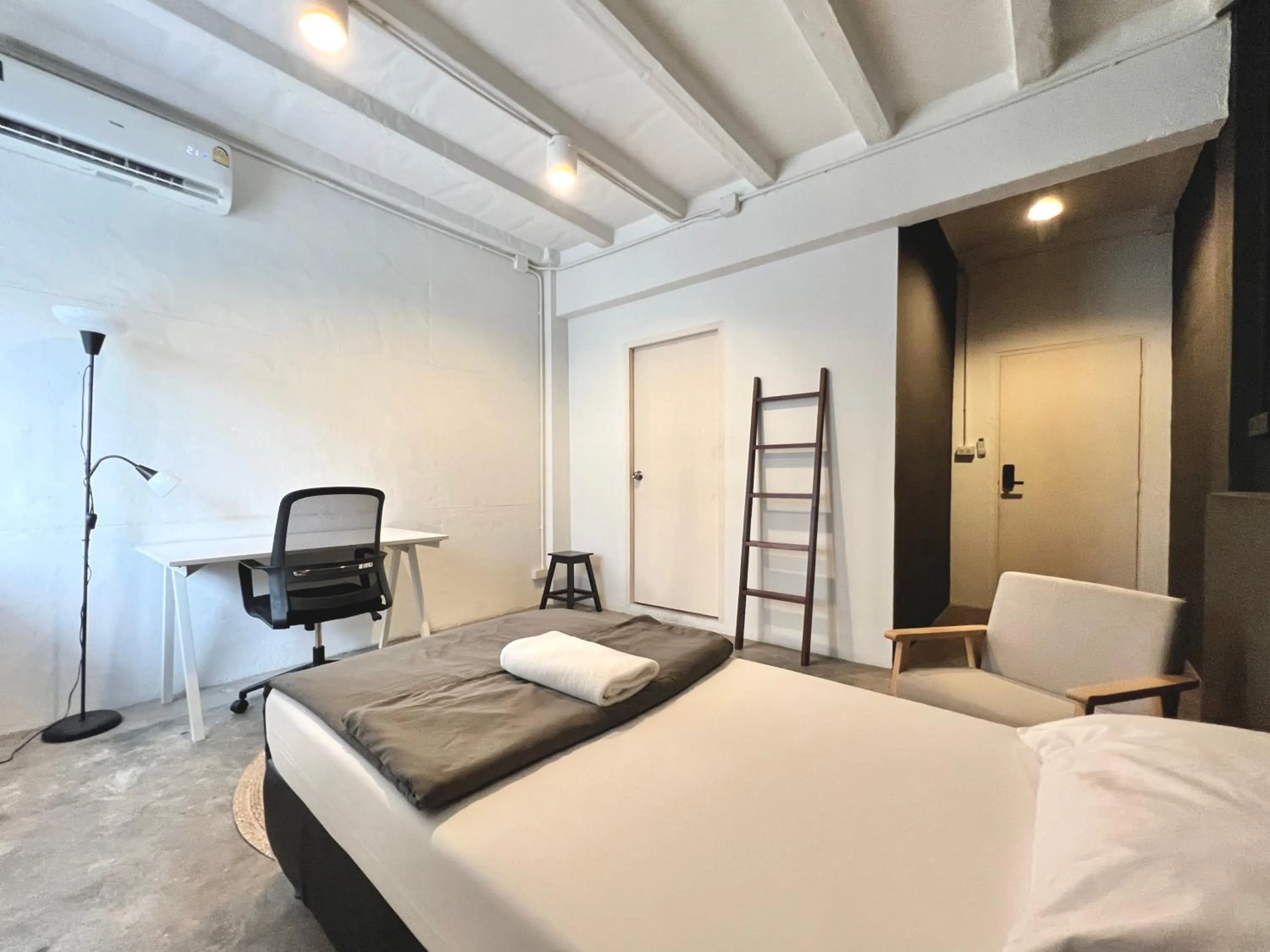 Bed in Chatel Samyan - Self check-in