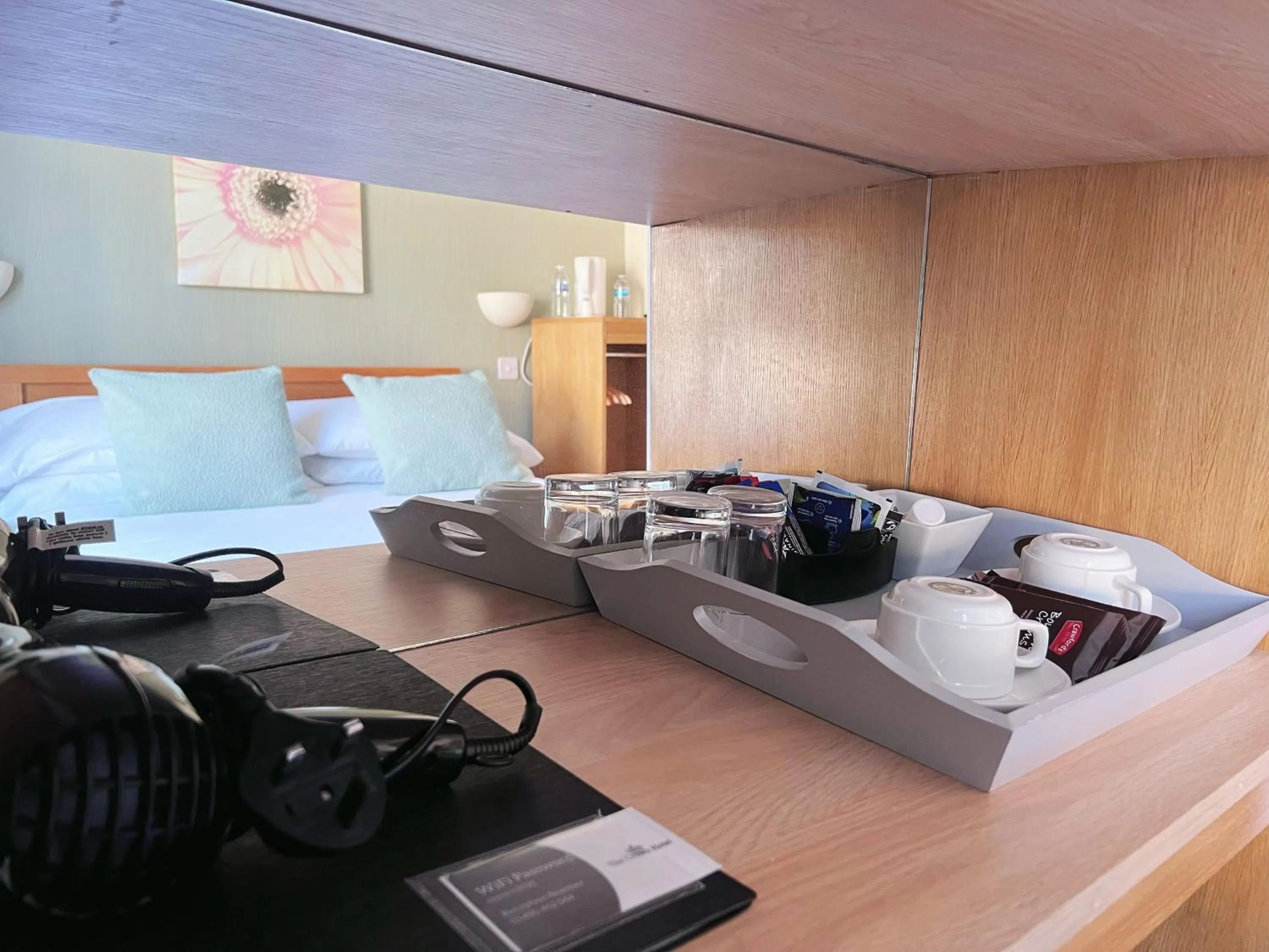 Coffee/tea facilities, Bed in The Crown Hotel