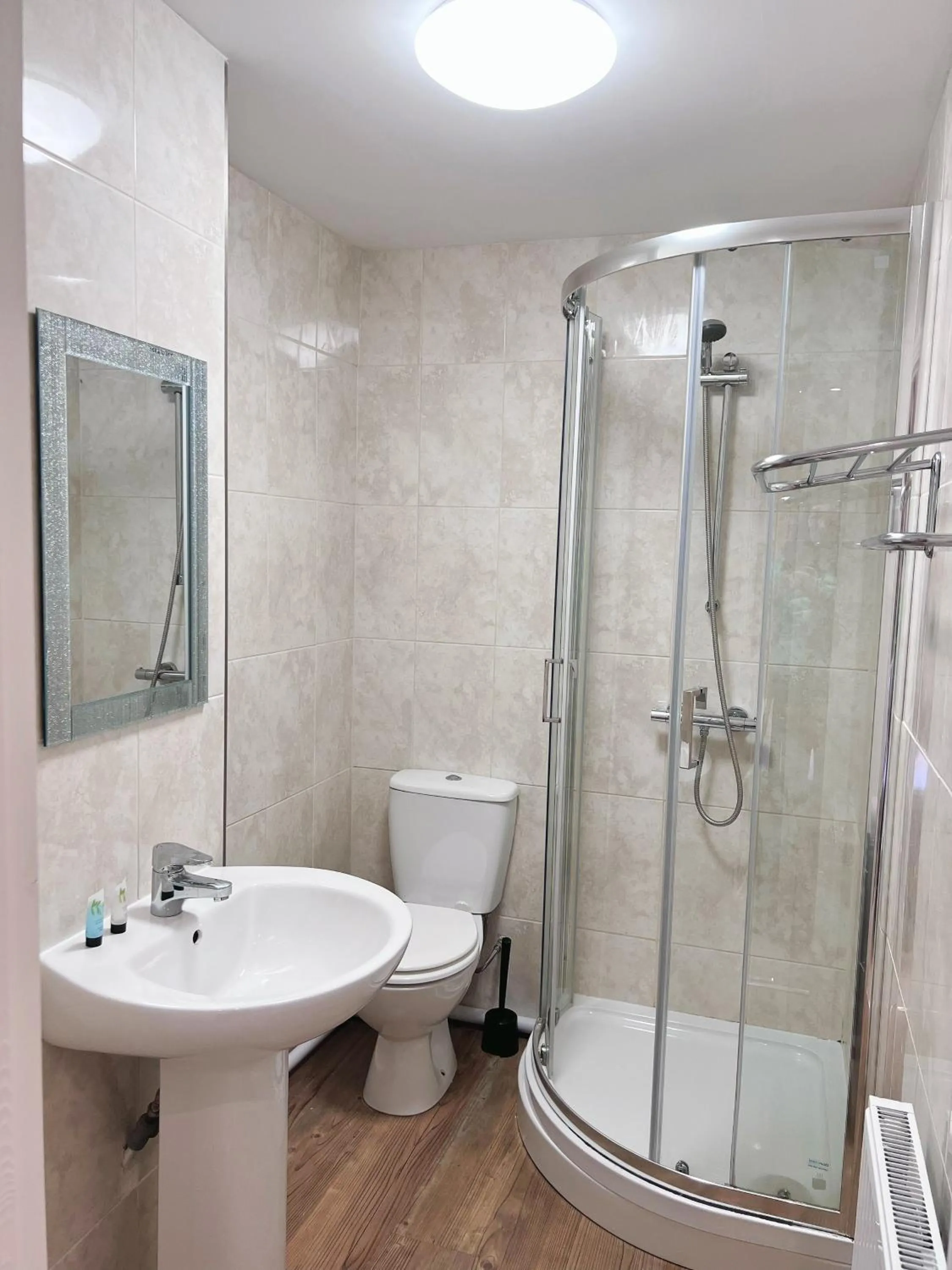 Shower in The Crown Hotel