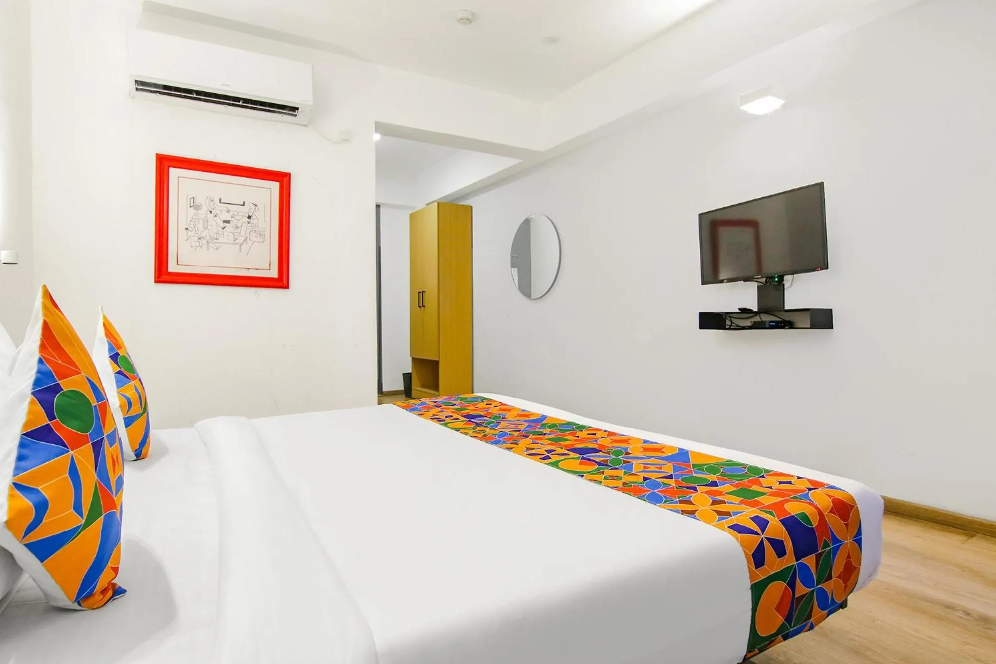 Communal lounge/ TV room, Bed in FabHotel Infinity Stays Near Medanta- The Medicity, Gurgaon