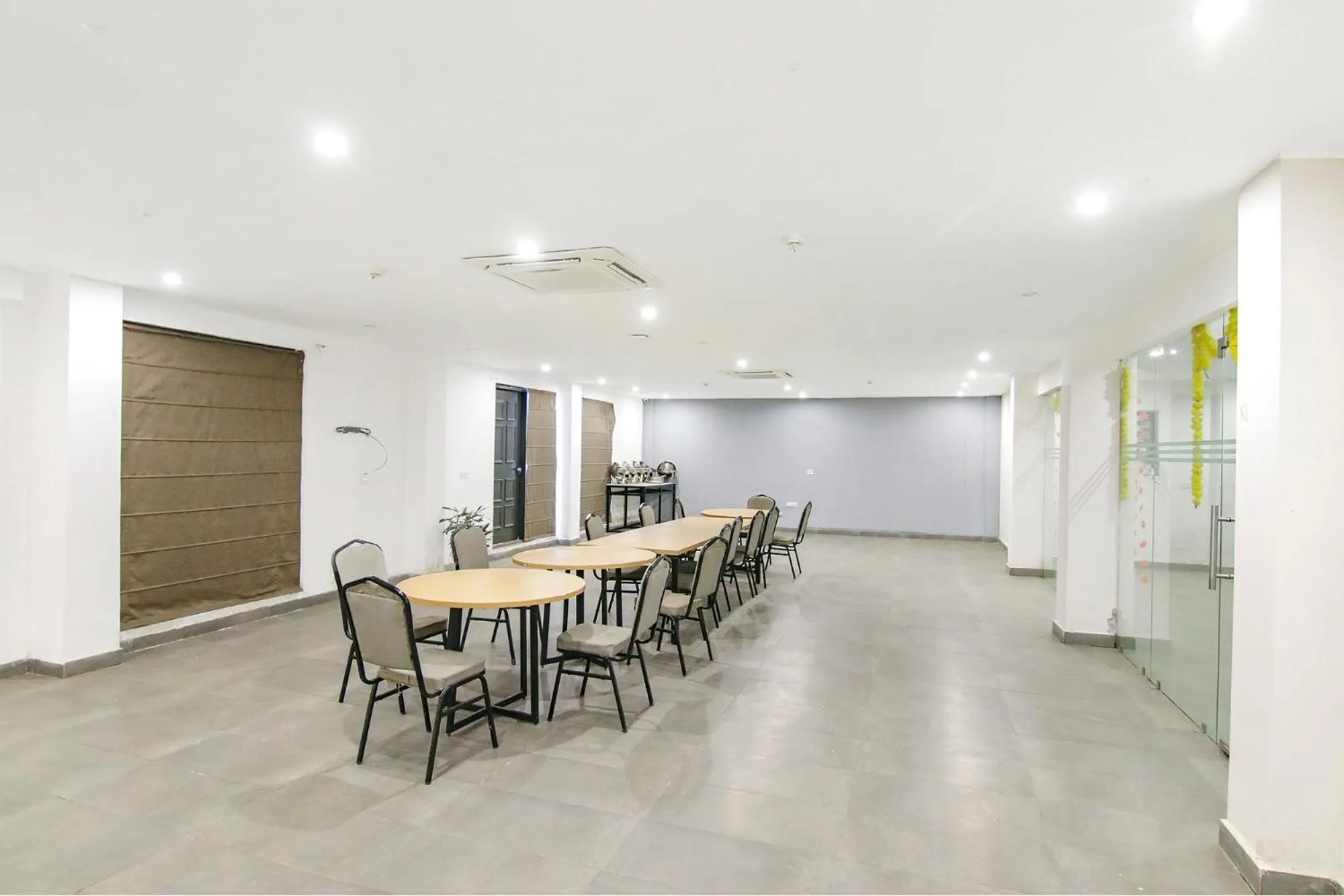 Restaurant/places to eat in FabHotel Infinity Stays Near Medanta- The Medicity, Gurgaon