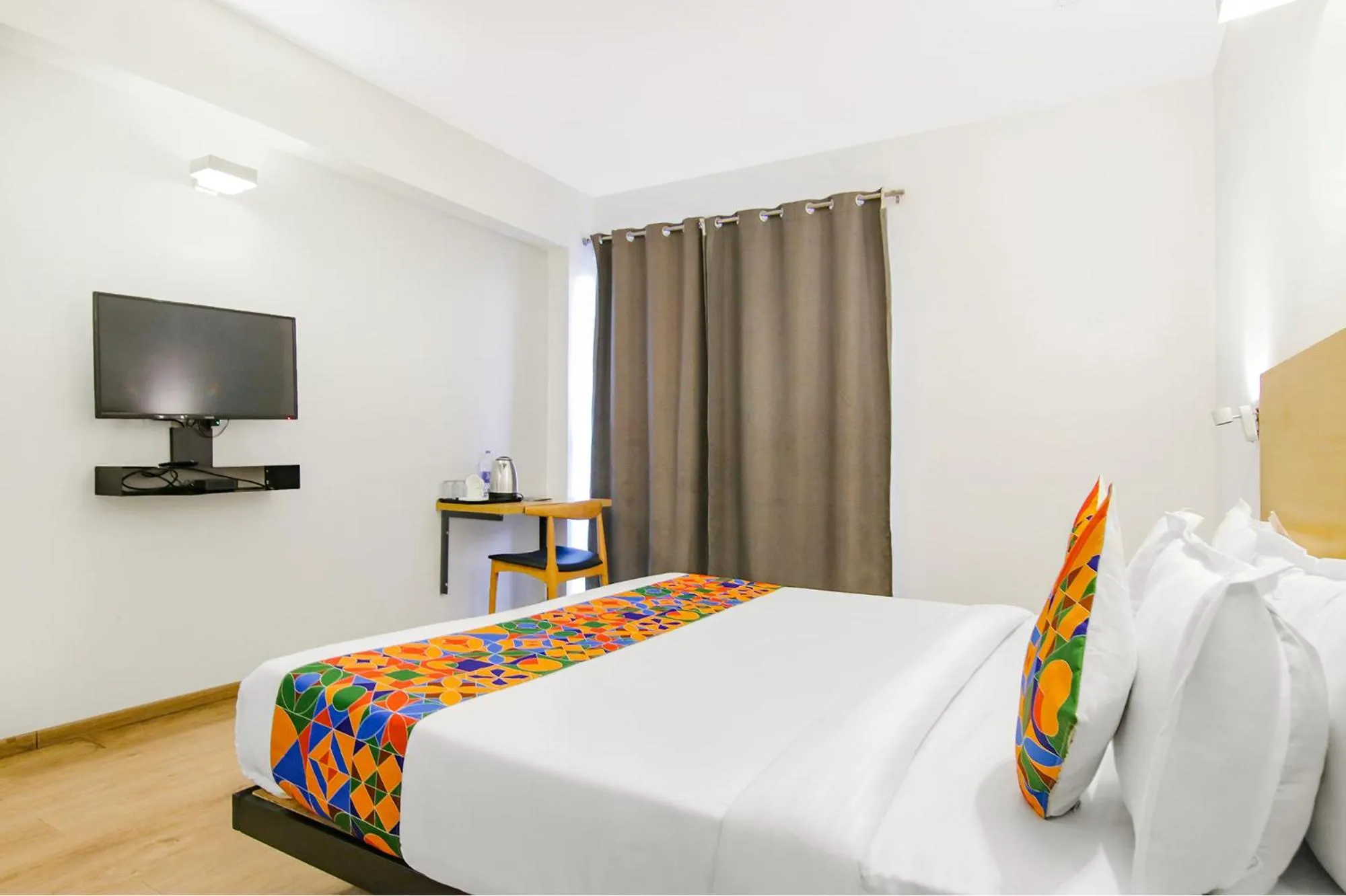 Communal lounge/ TV room, Bed in FabHotel Infinity Stays Near Medanta- The Medicity, Gurgaon